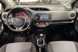 Punainen Toyota Yaris 2015 kuva 7.