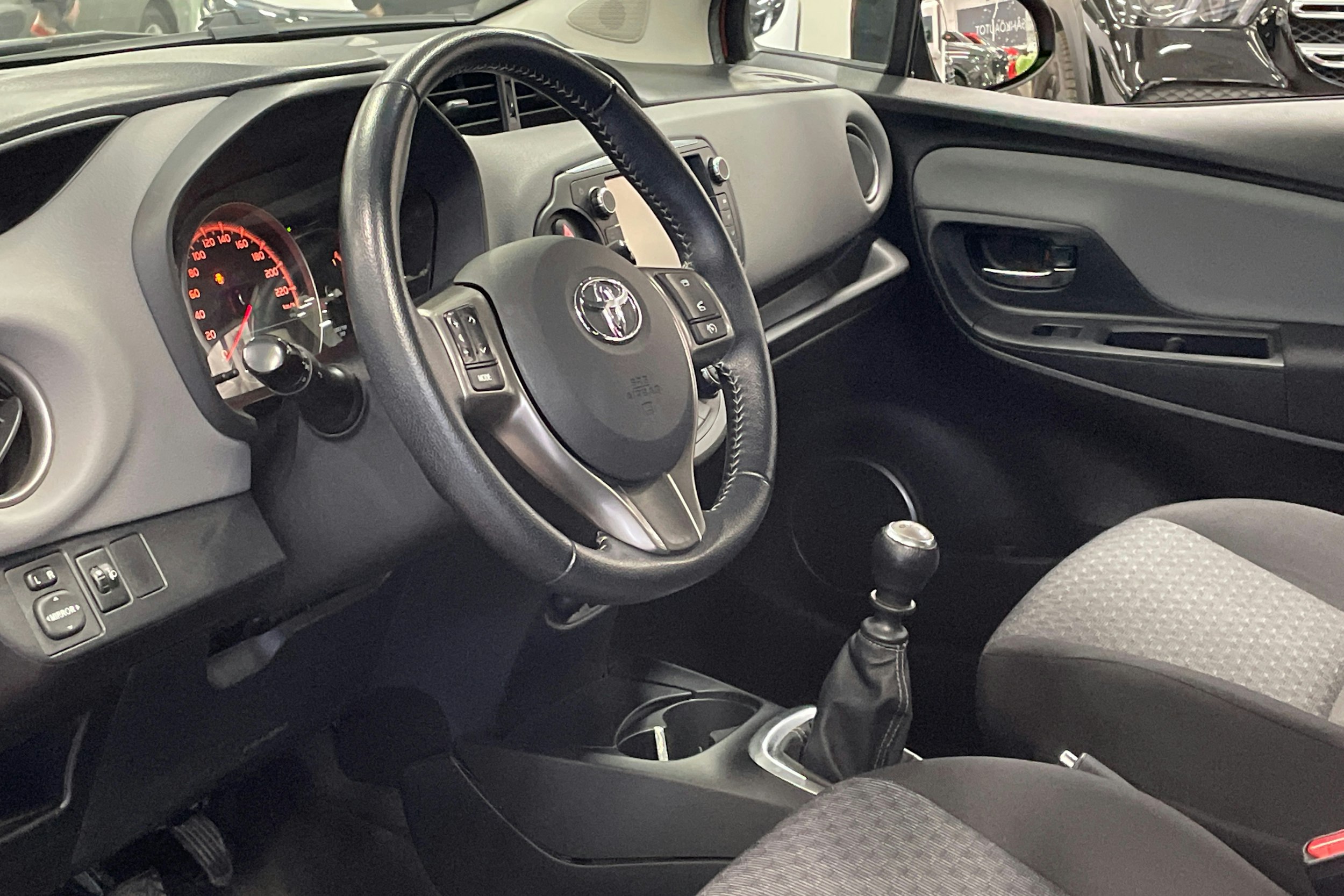 Punainen Toyota Yaris 2015 kuva 10.