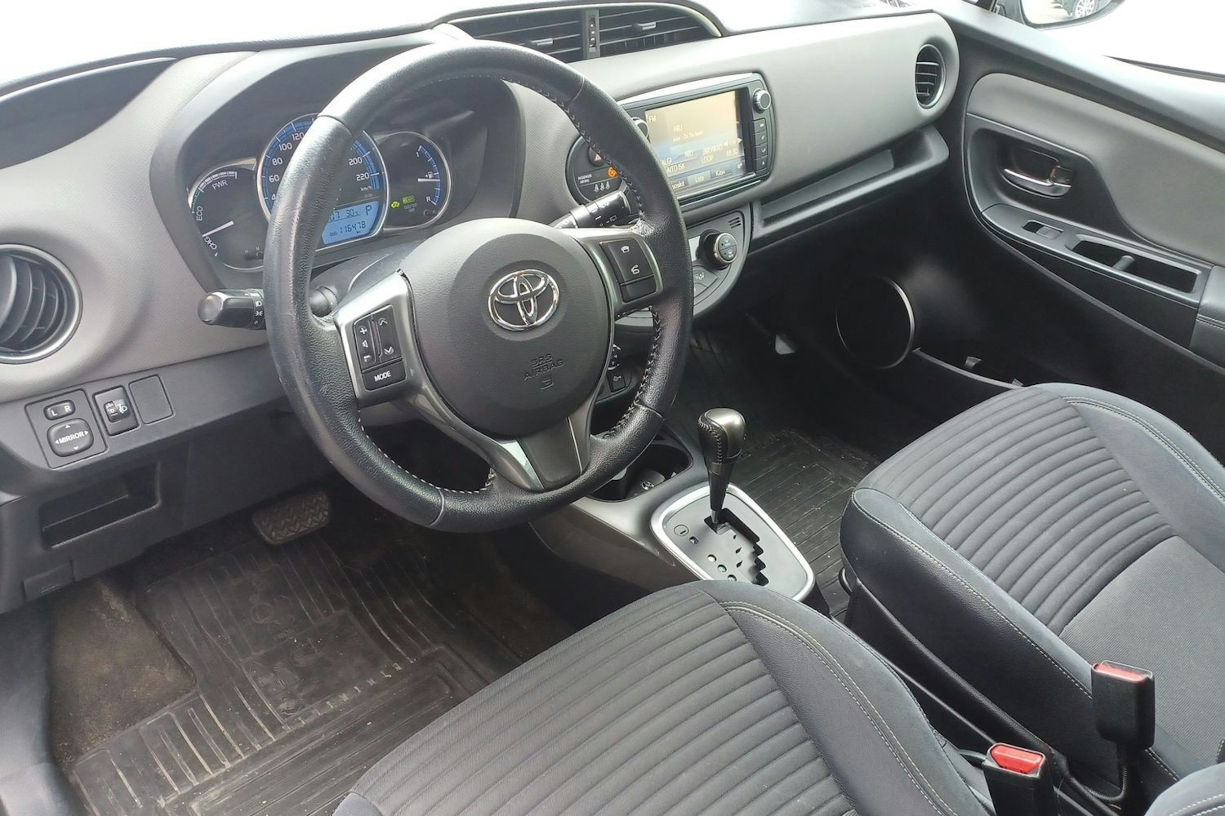 harmaa Toyota Yaris 2015 kuva 3.