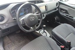 harmaa Toyota Yaris 2015 kuva 3.