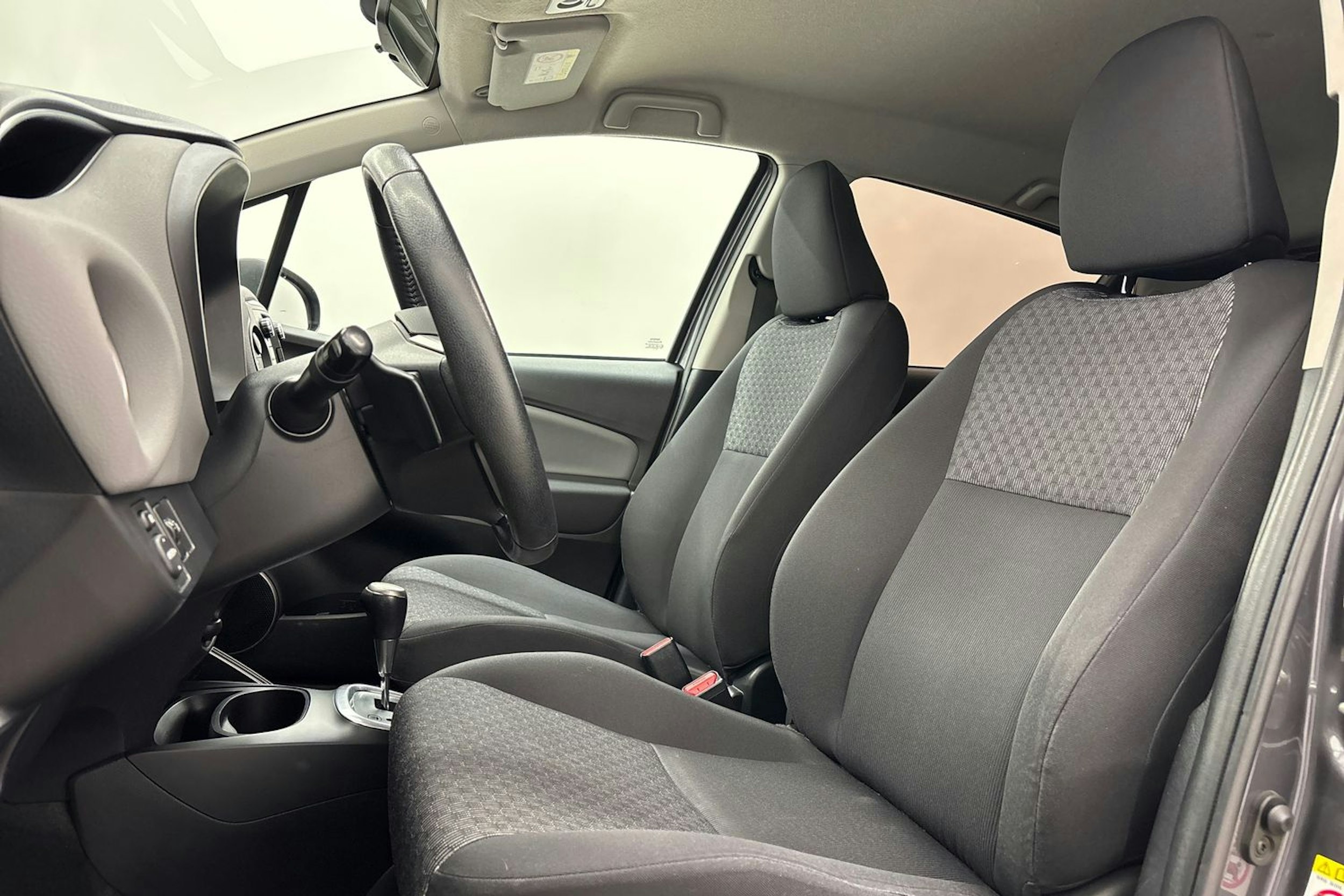 harmaa Toyota Yaris 2015 kuva 14.