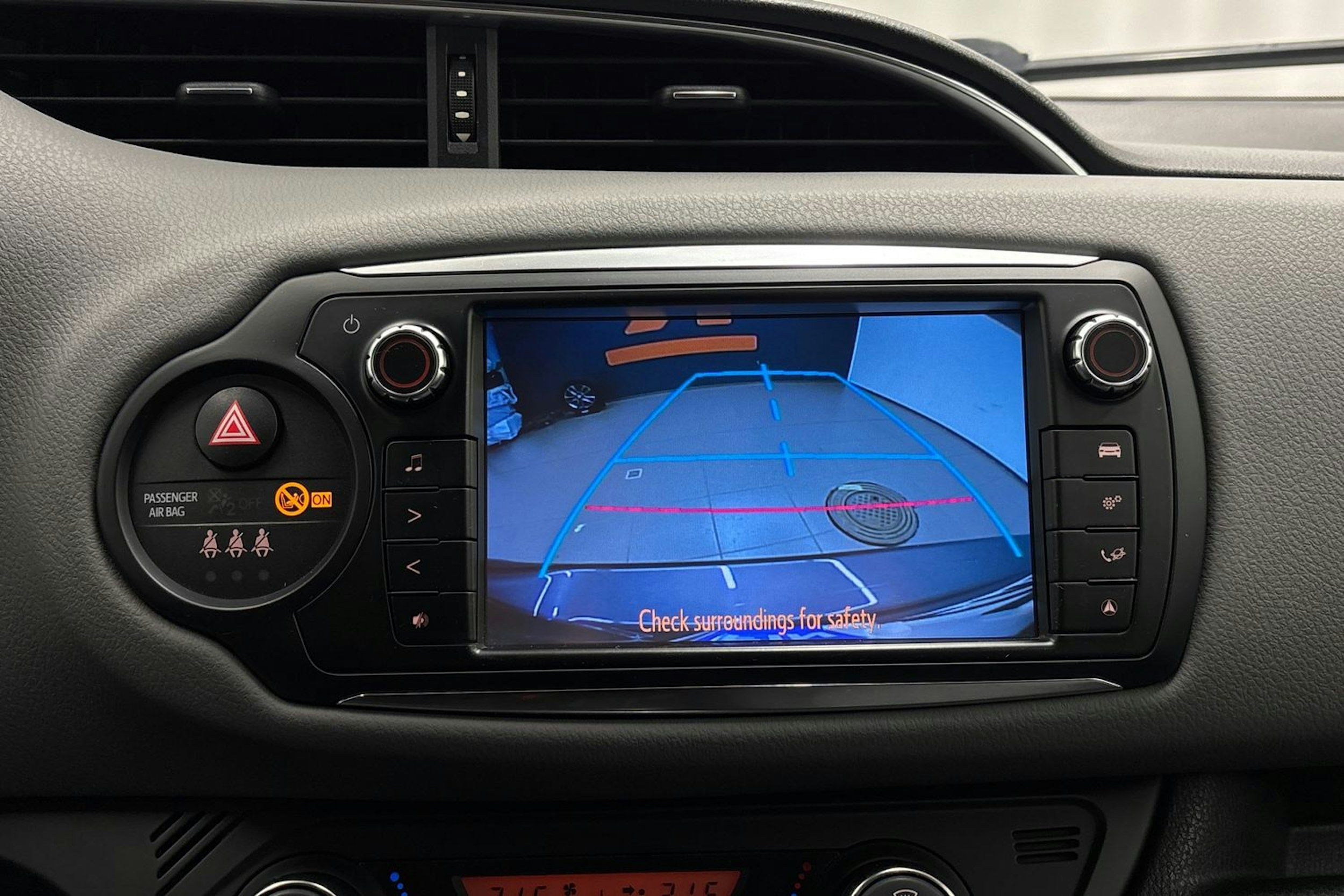 harmaa Toyota Yaris 2015 kuva 16.