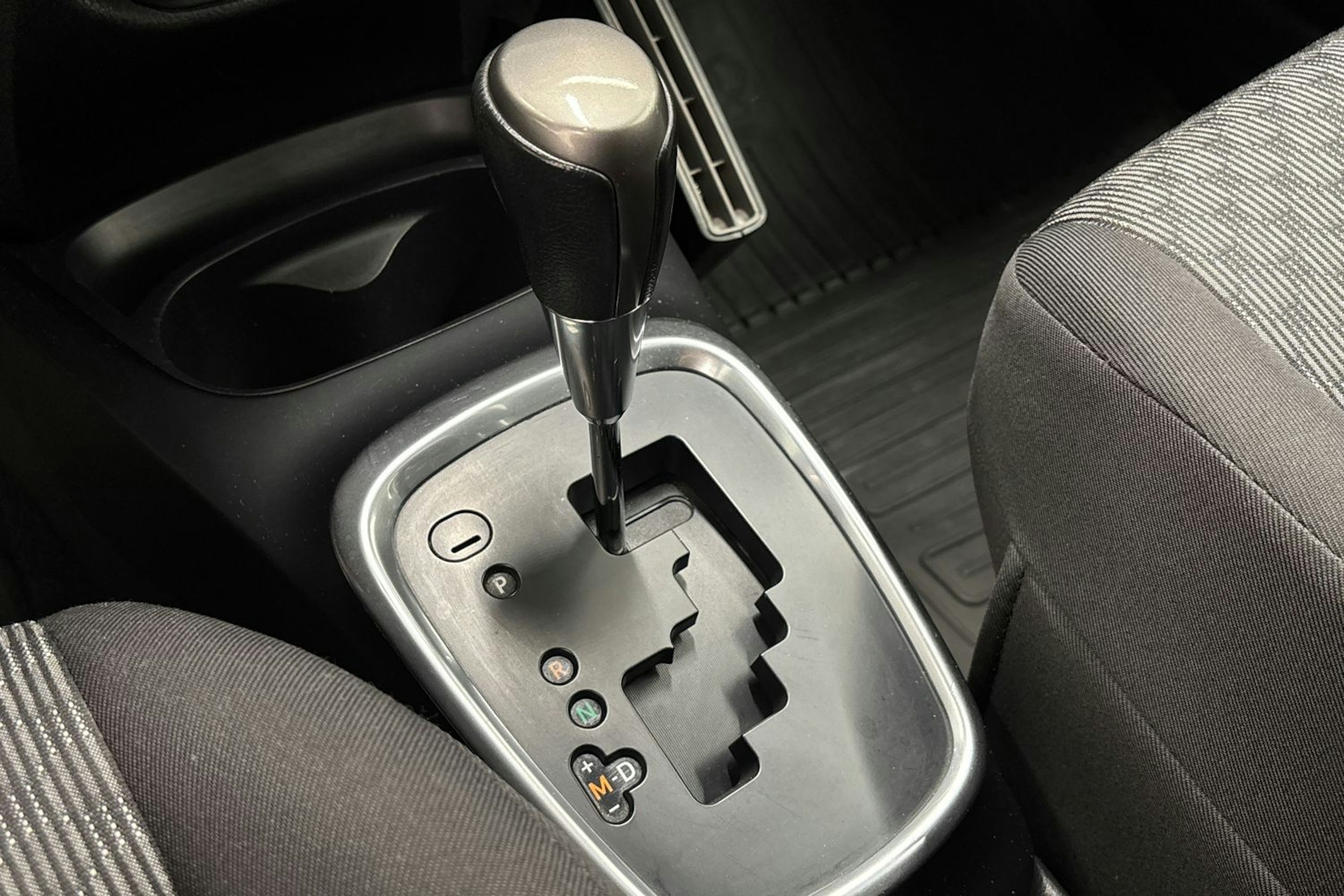 harmaa Toyota Yaris 2015 kuva 17.