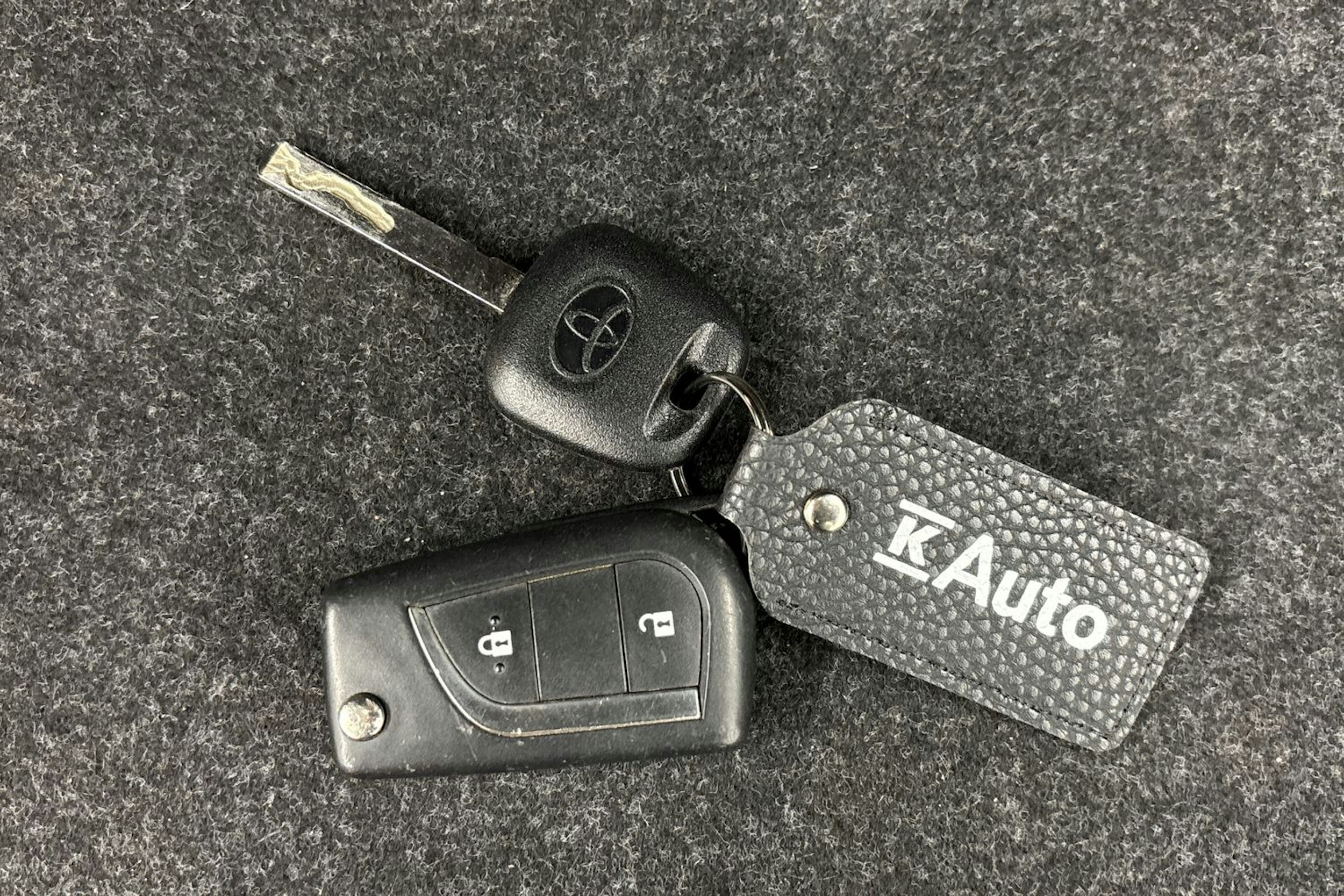 harmaa Toyota Yaris 2015 kuva 19.