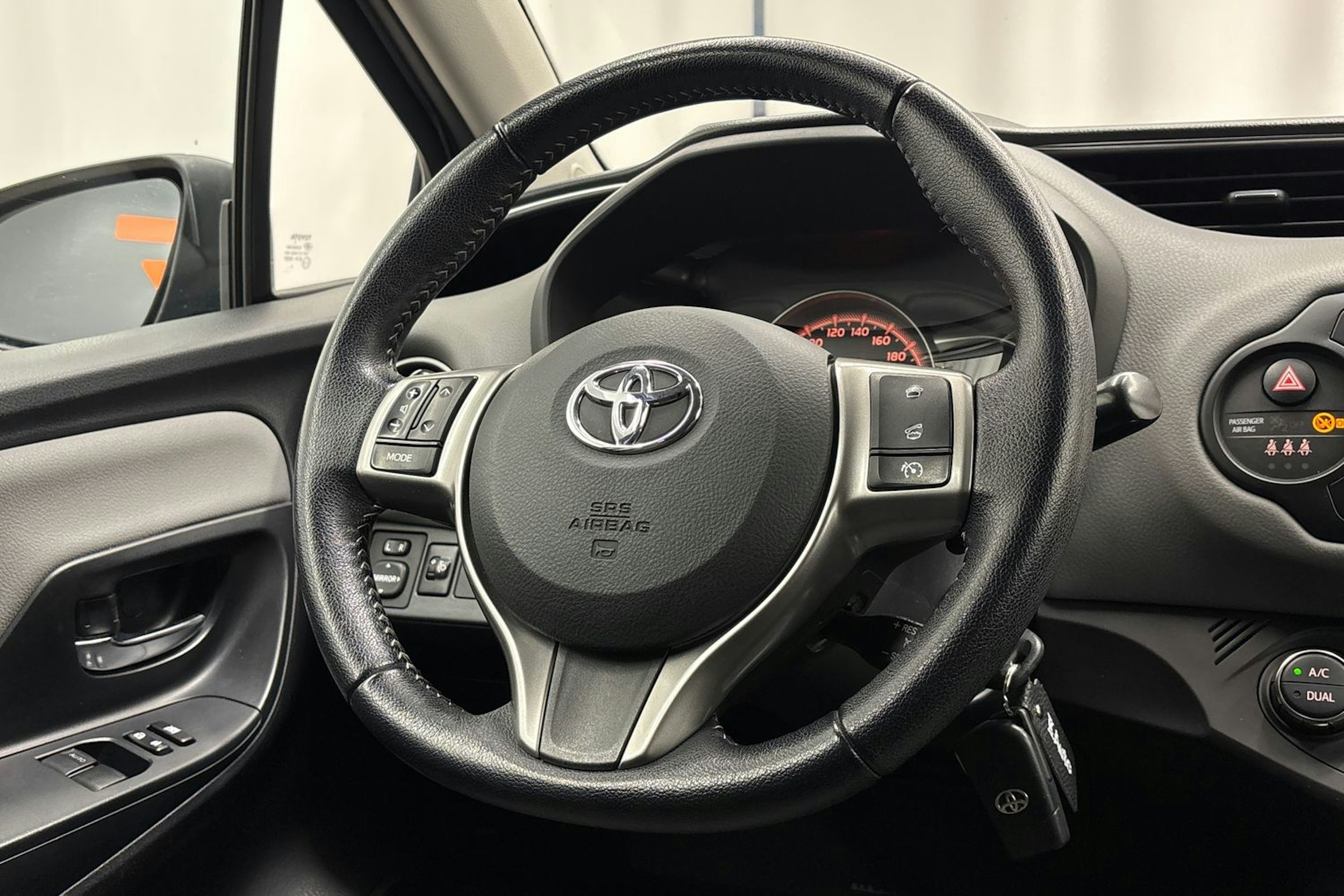 harmaa Toyota Yaris 2015 kuva 20.