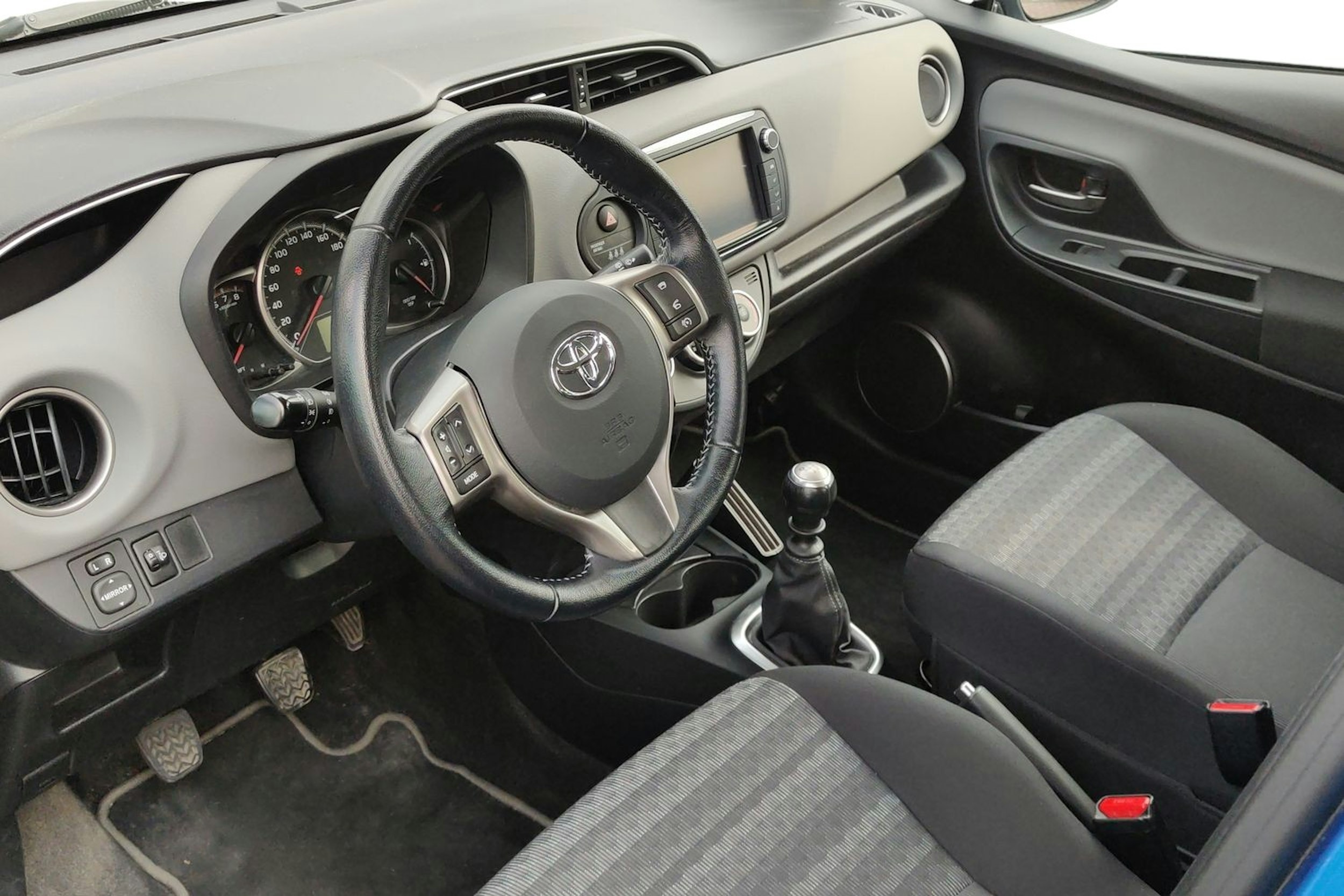sininen Toyota Yaris 2016 kuva 3.