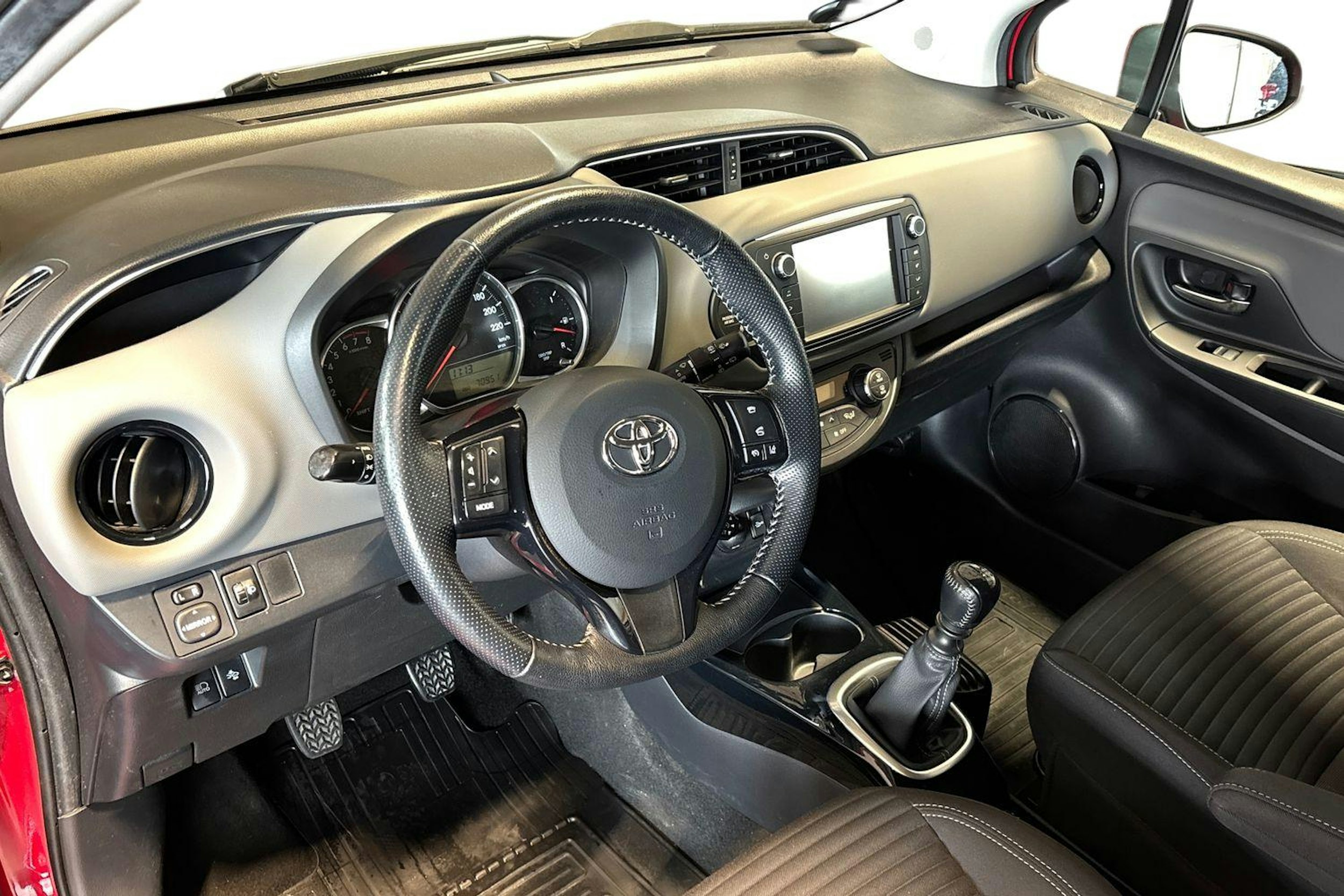 punainen Toyota Yaris 2016 kuva 7.