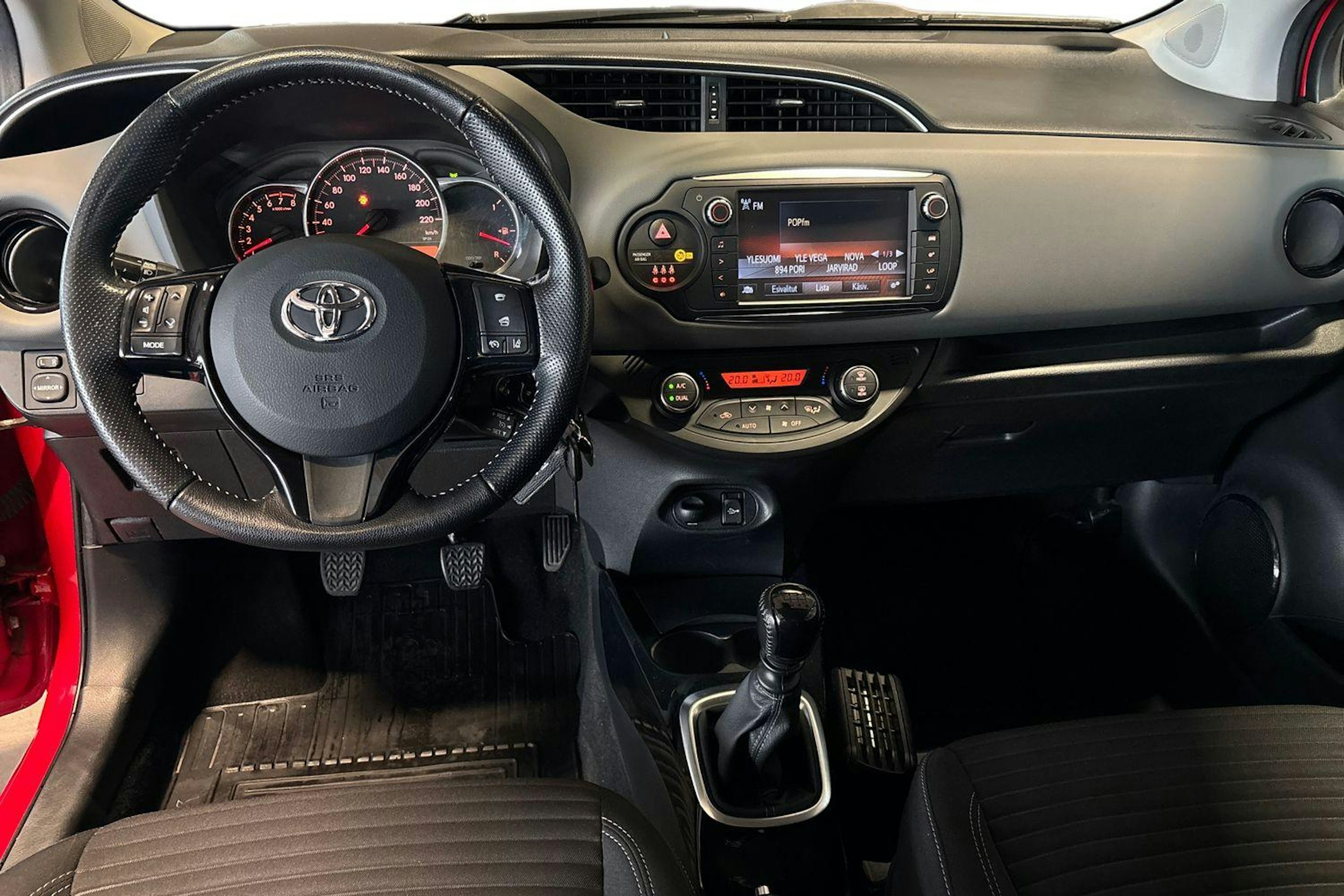 punainen Toyota Yaris 2016 kuva 9.