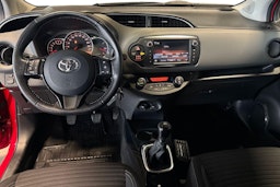 punainen Toyota Yaris 2016 kuva 9.