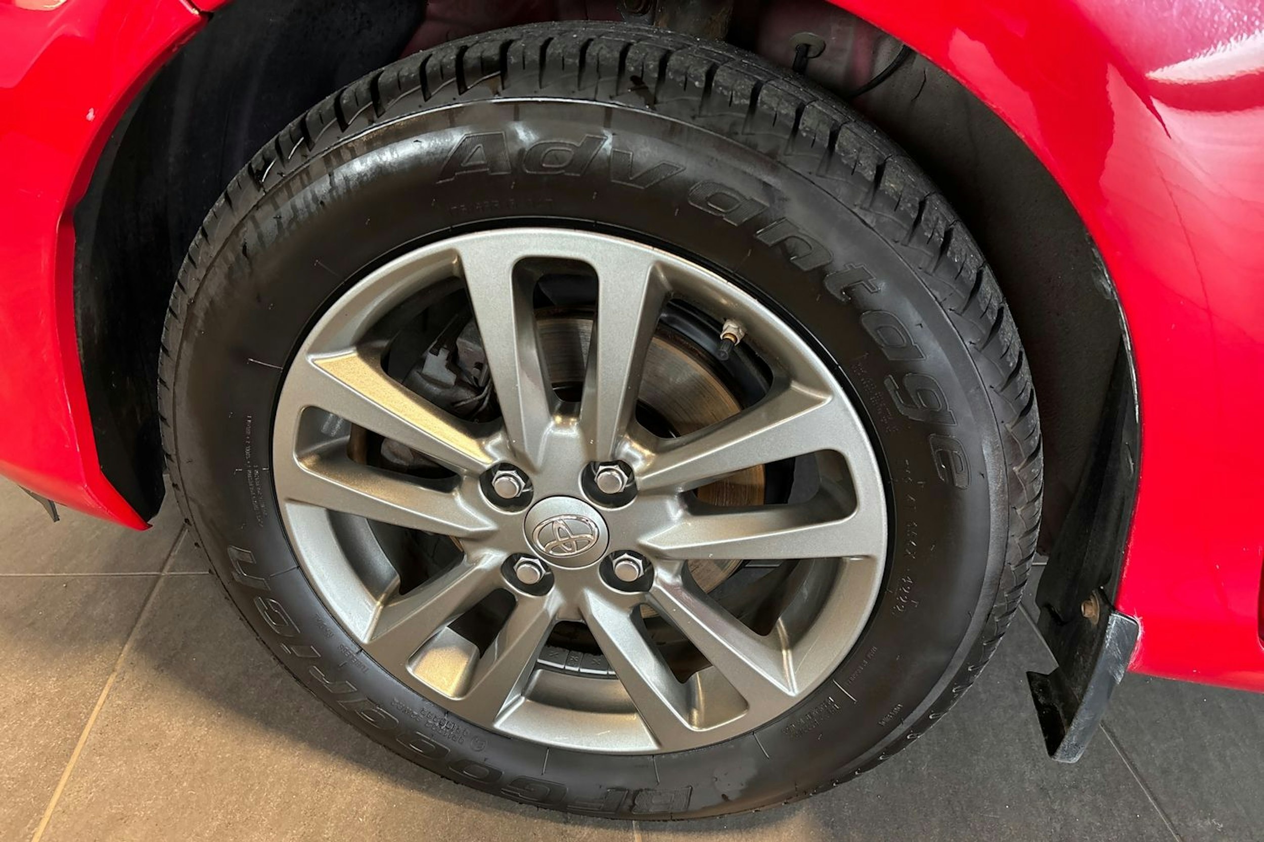 punainen Toyota Yaris 2016 kuva 11.
