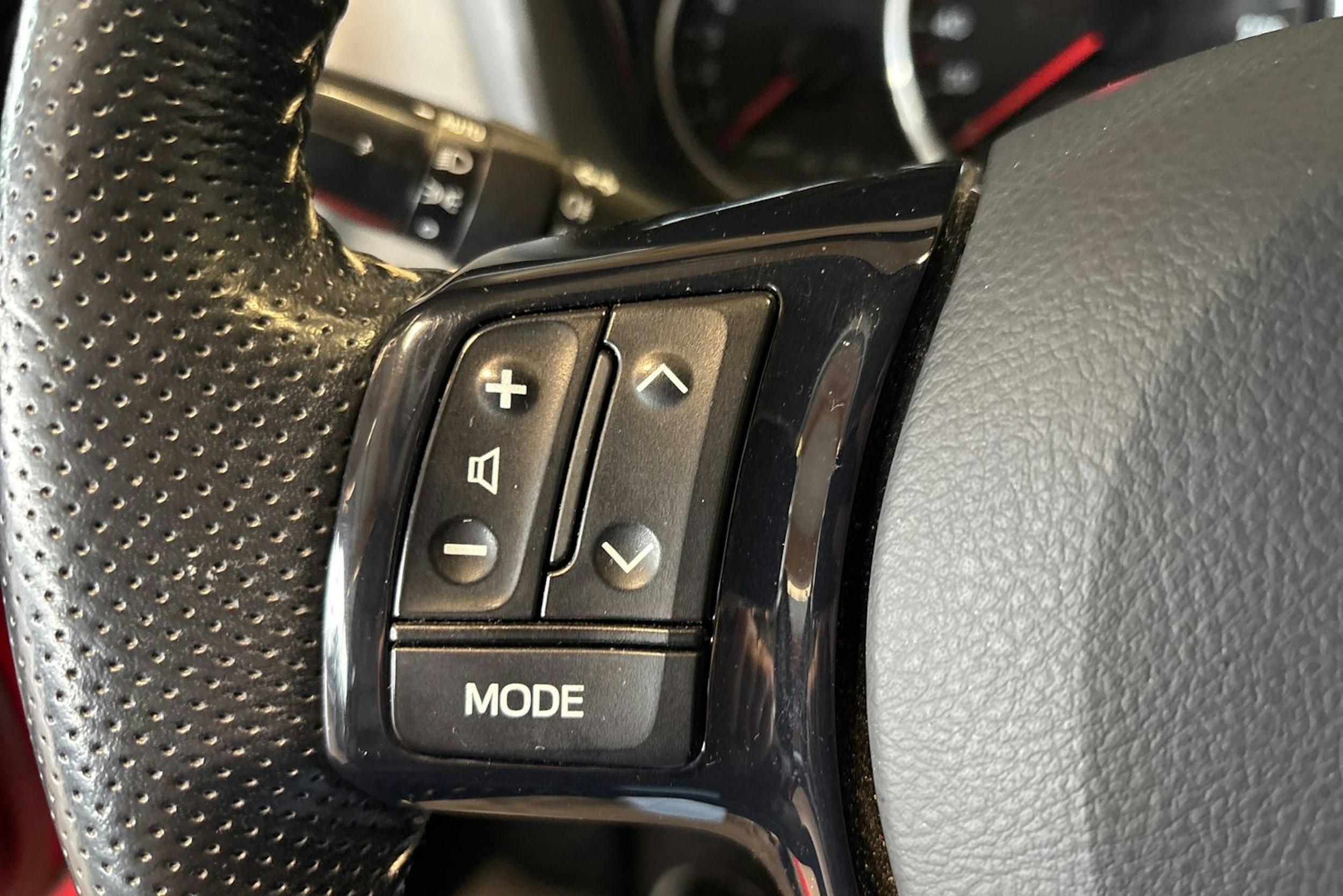 punainen Toyota Yaris 2016 kuva 15.