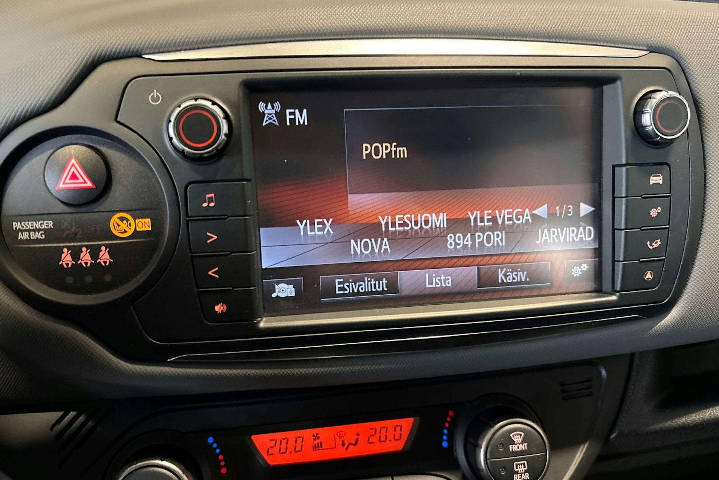 punainen Toyota Yaris 2016 kuva 17.
