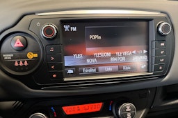 punainen Toyota Yaris 2016 kuva 17.