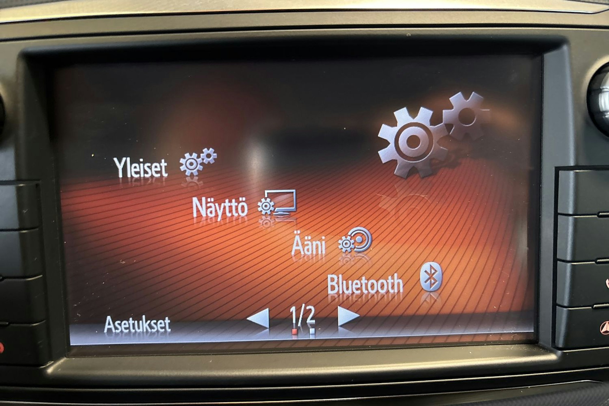 punainen Toyota Yaris 2016 kuva 19.