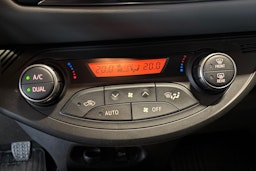 punainen Toyota Yaris 2016 kuva 21.