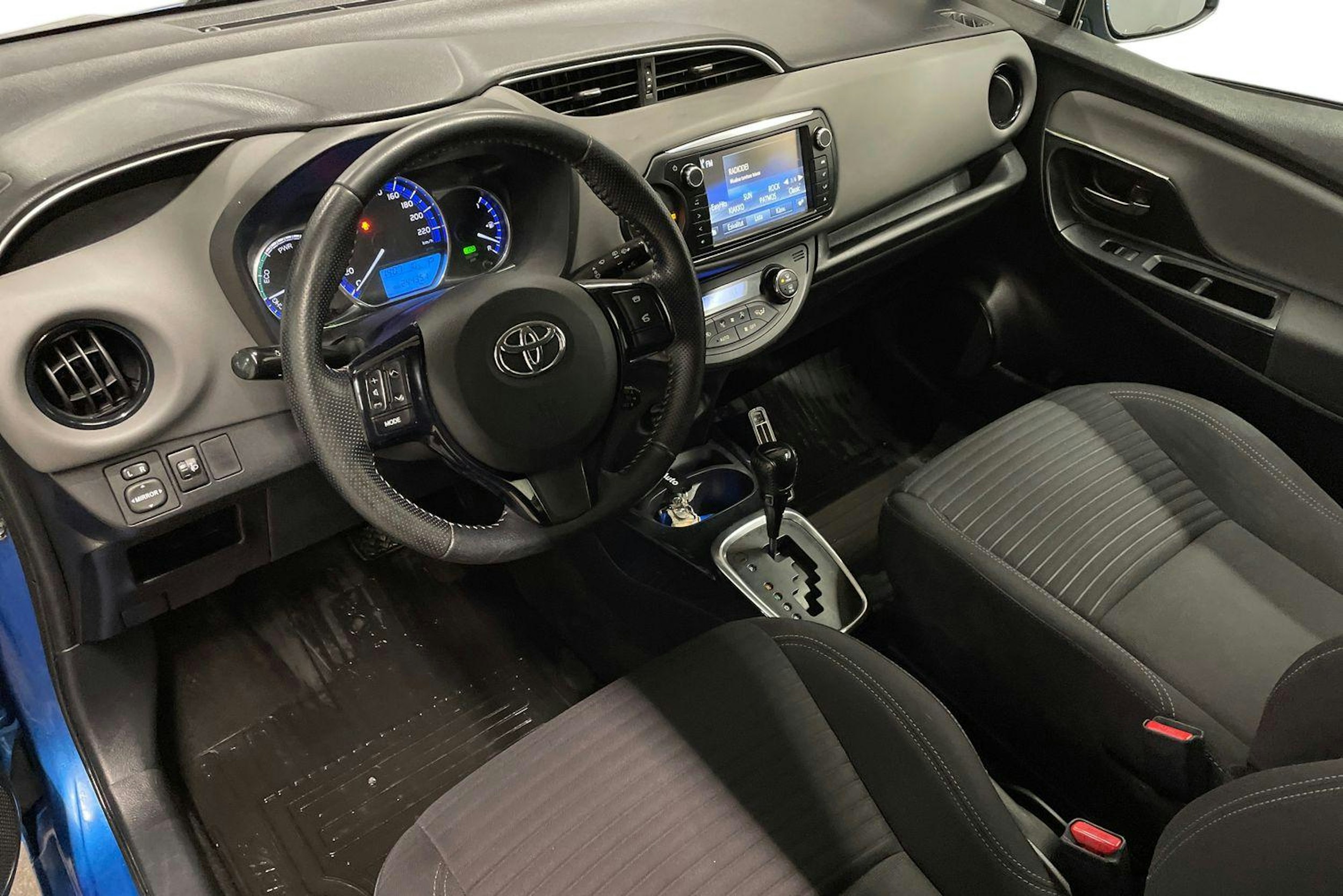 Sininen Toyota Yaris 2016 kuva 7.