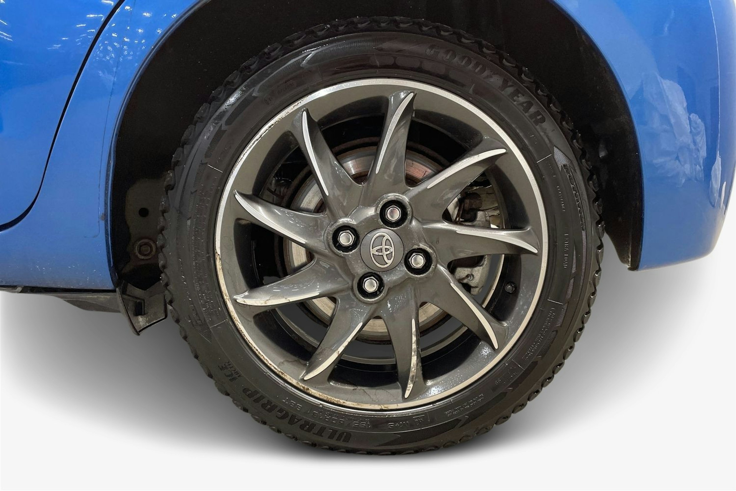 Sininen Toyota Yaris 2016 kuva 11.