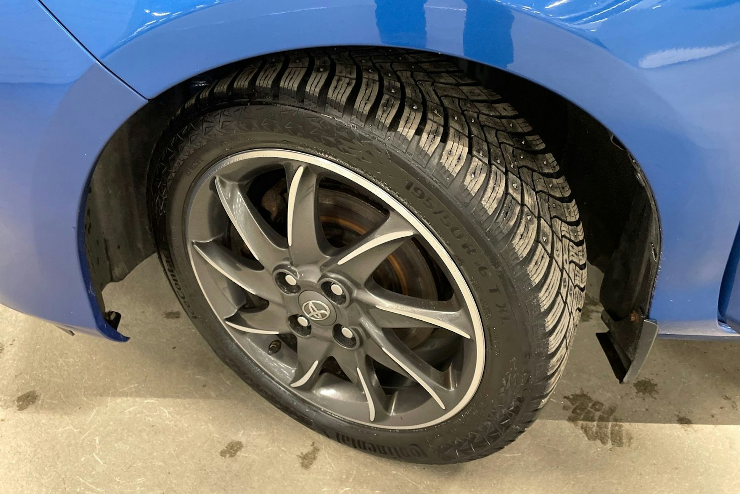 Sininen Toyota Yaris 2016 kuva 13.