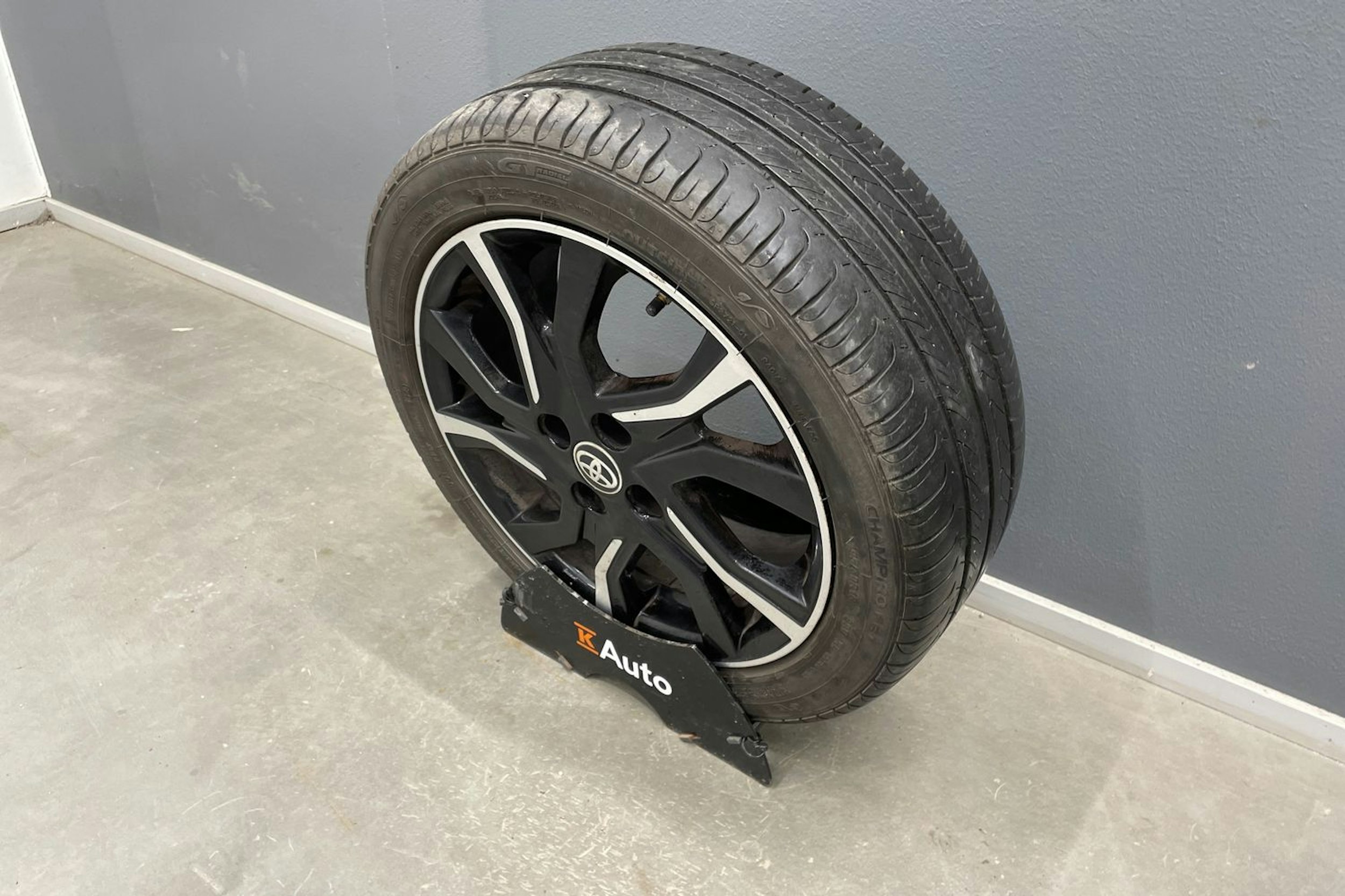 Sininen Toyota Yaris 2016 kuva 14.