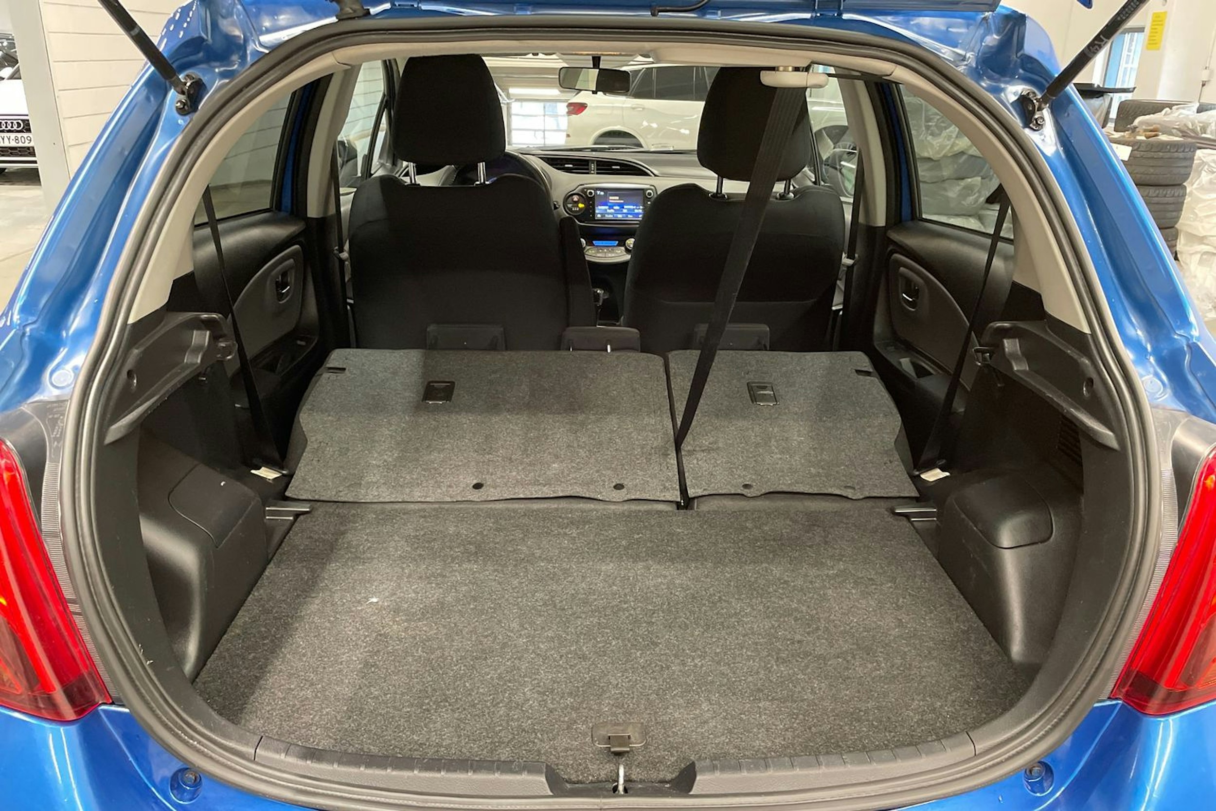 Sininen Toyota Yaris 2016 kuva 15.