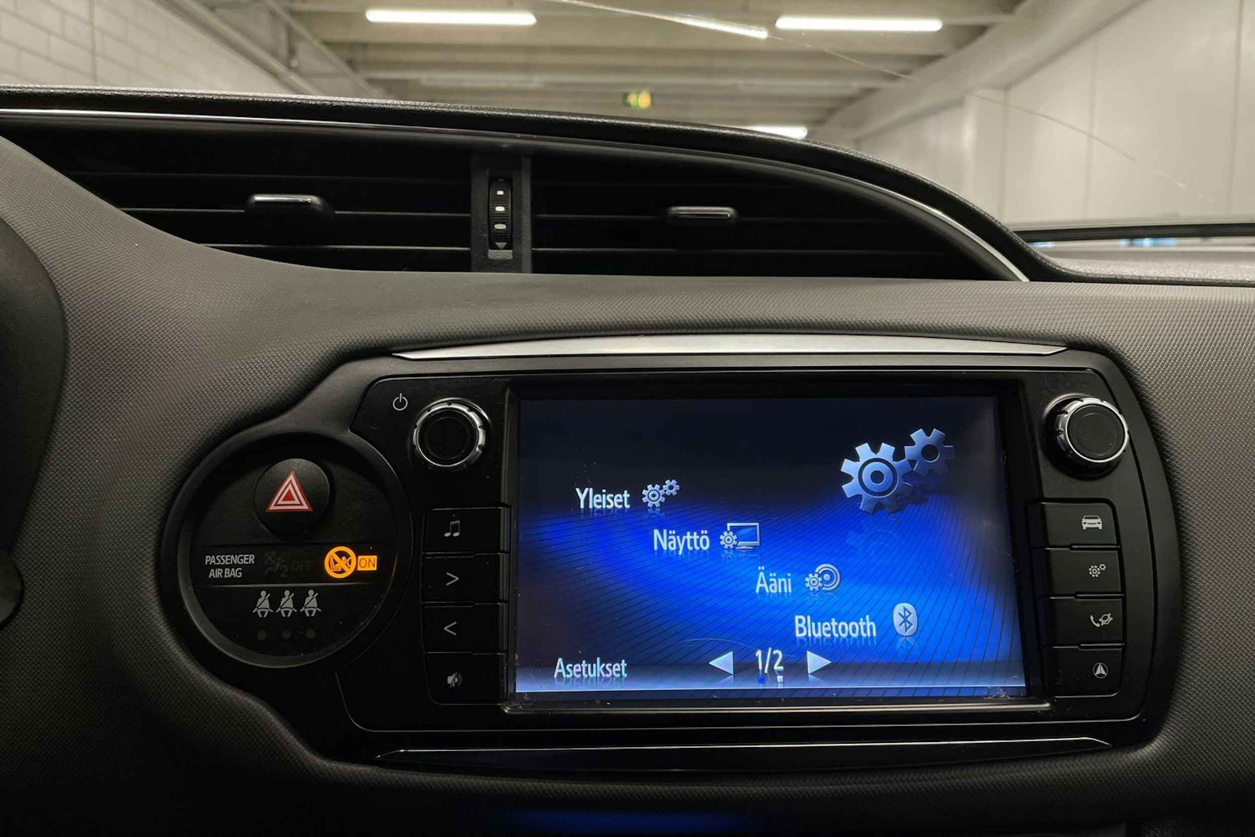 Sininen Toyota Yaris 2016 kuva 17.