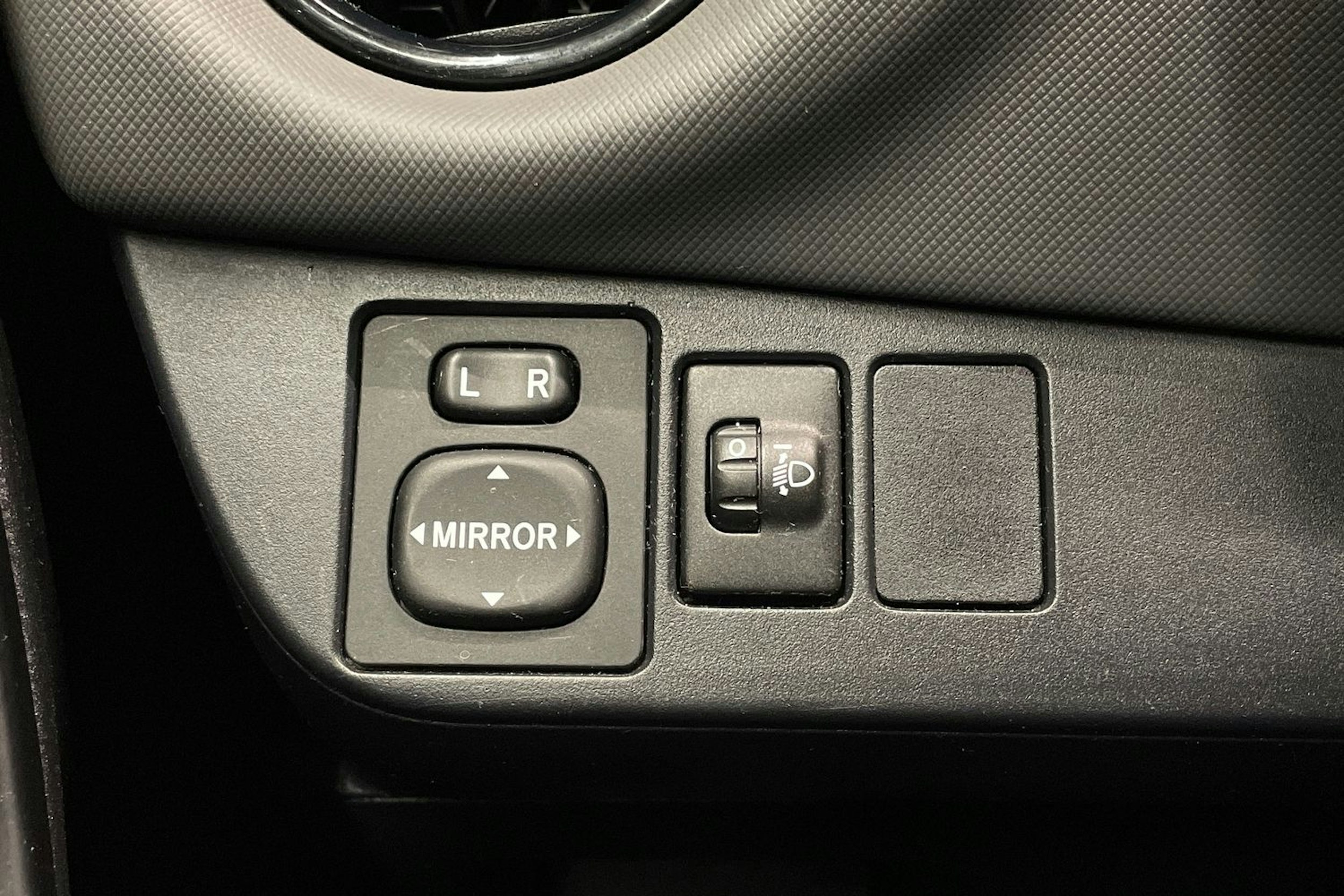 Sininen Toyota Yaris 2016 kuva 23.