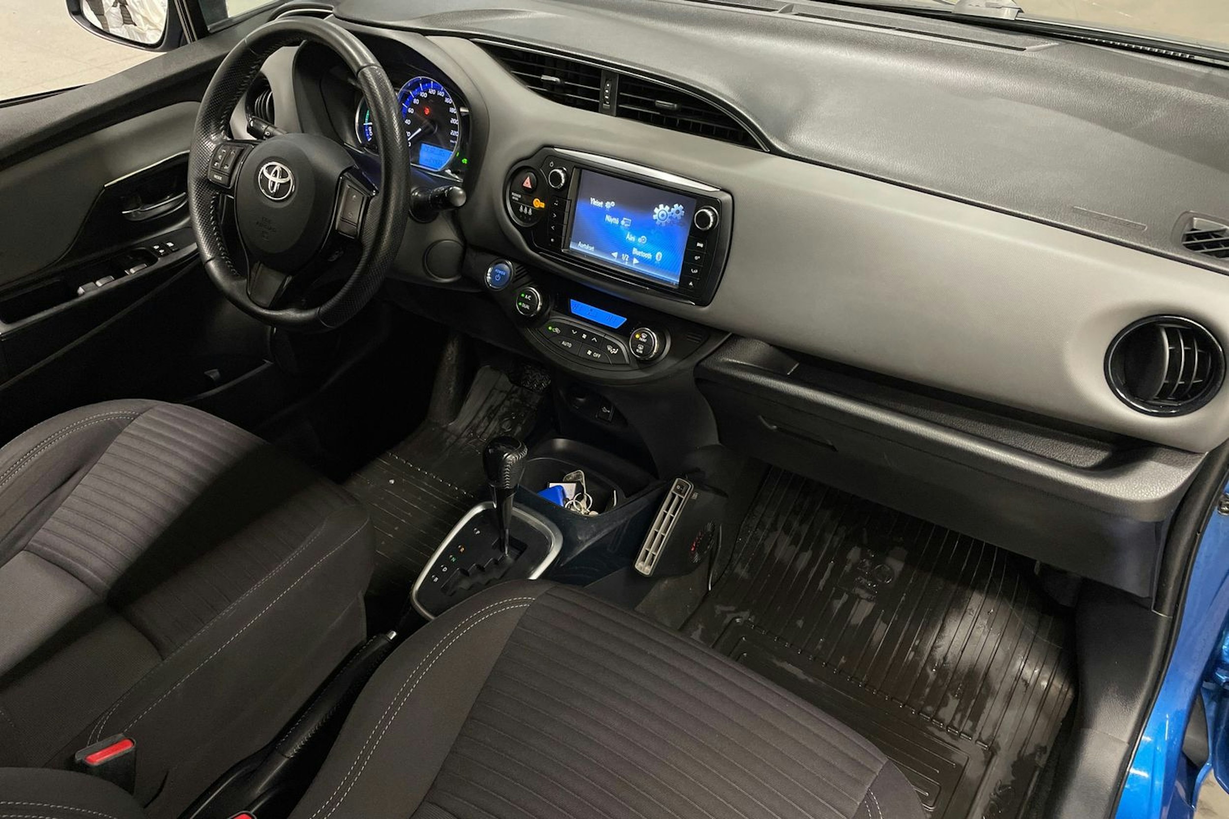 Sininen Toyota Yaris 2016 kuva 28.