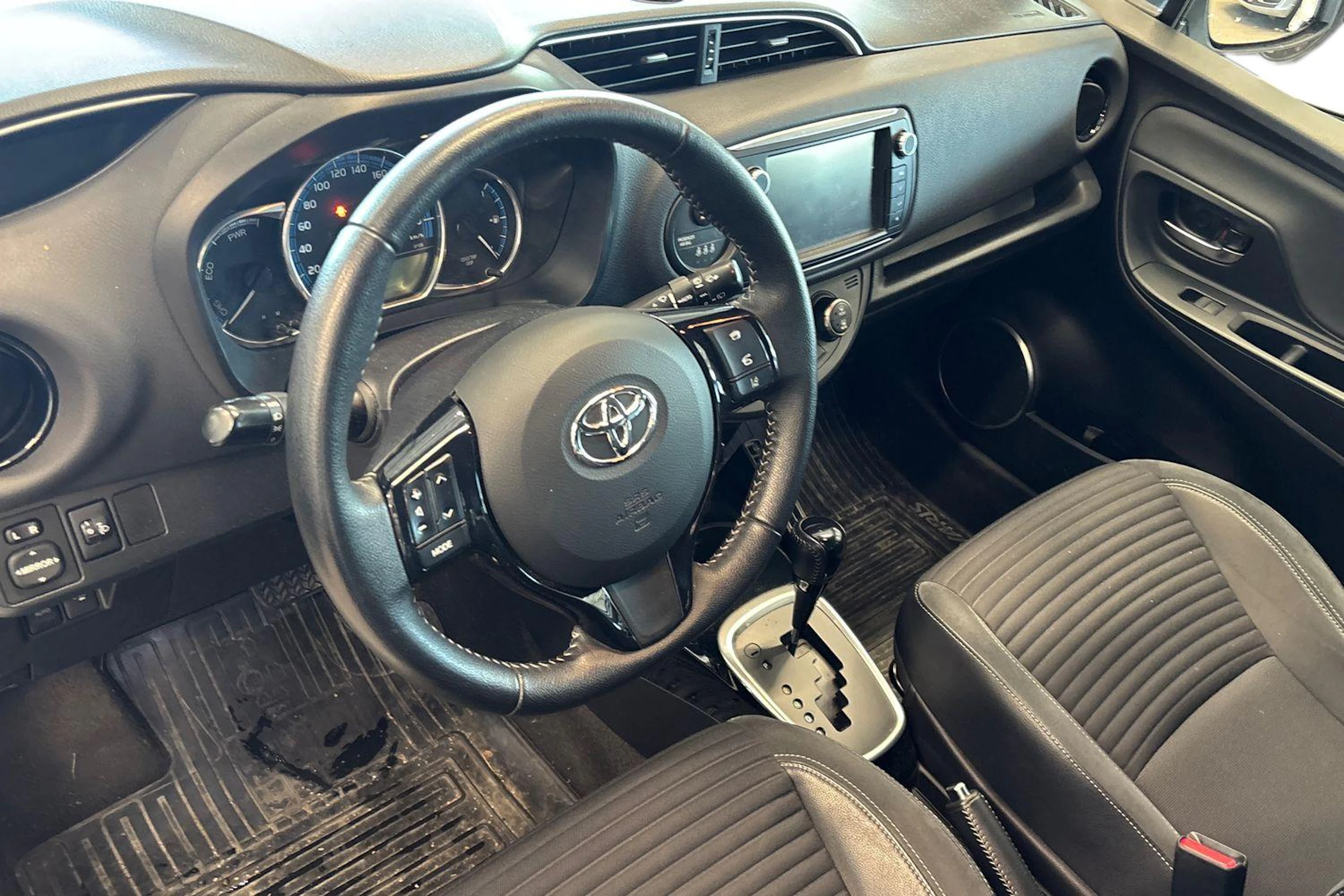 Valkoinen Toyota Yaris 2016 kuva 3.