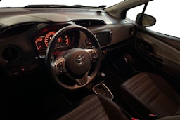 musta Toyota Yaris 2016 kuva 3.