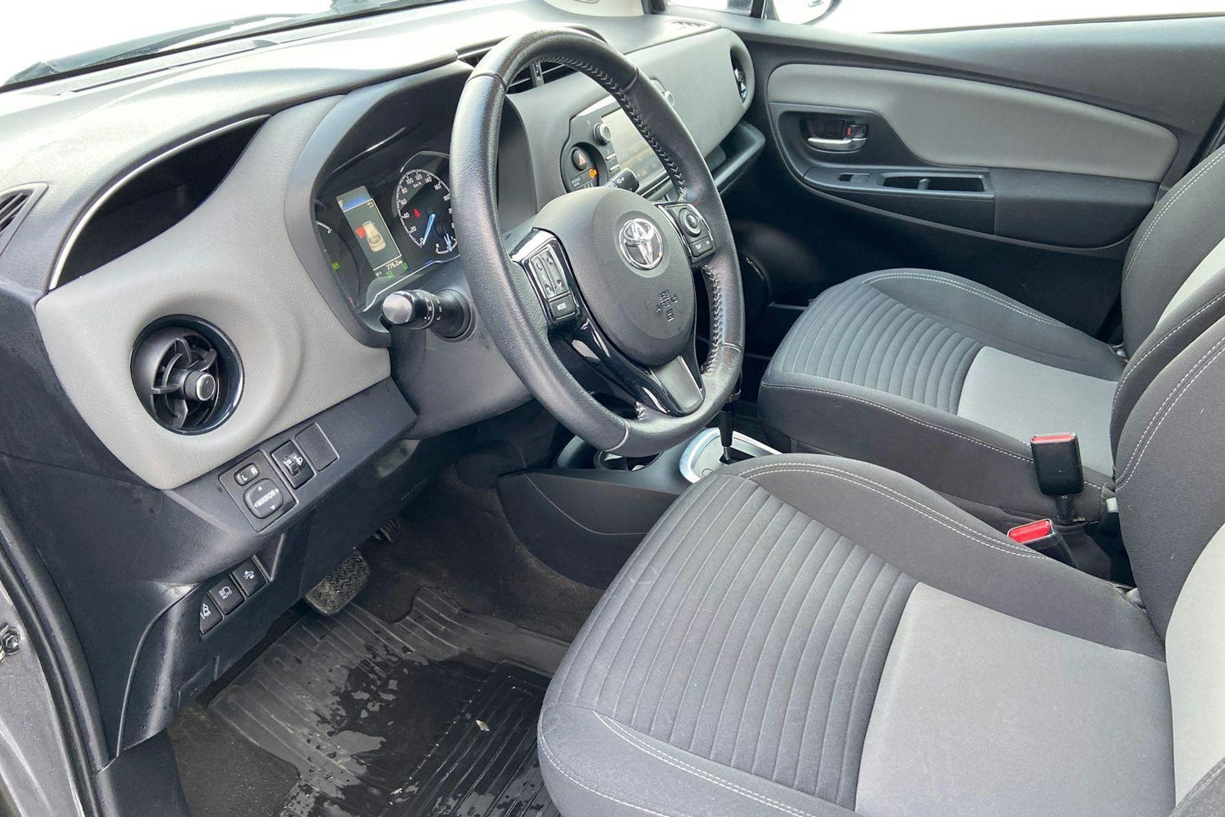 harmaa Toyota Yaris 2017 kuva 7.