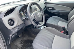 harmaa Toyota Yaris 2017 kuva 7.