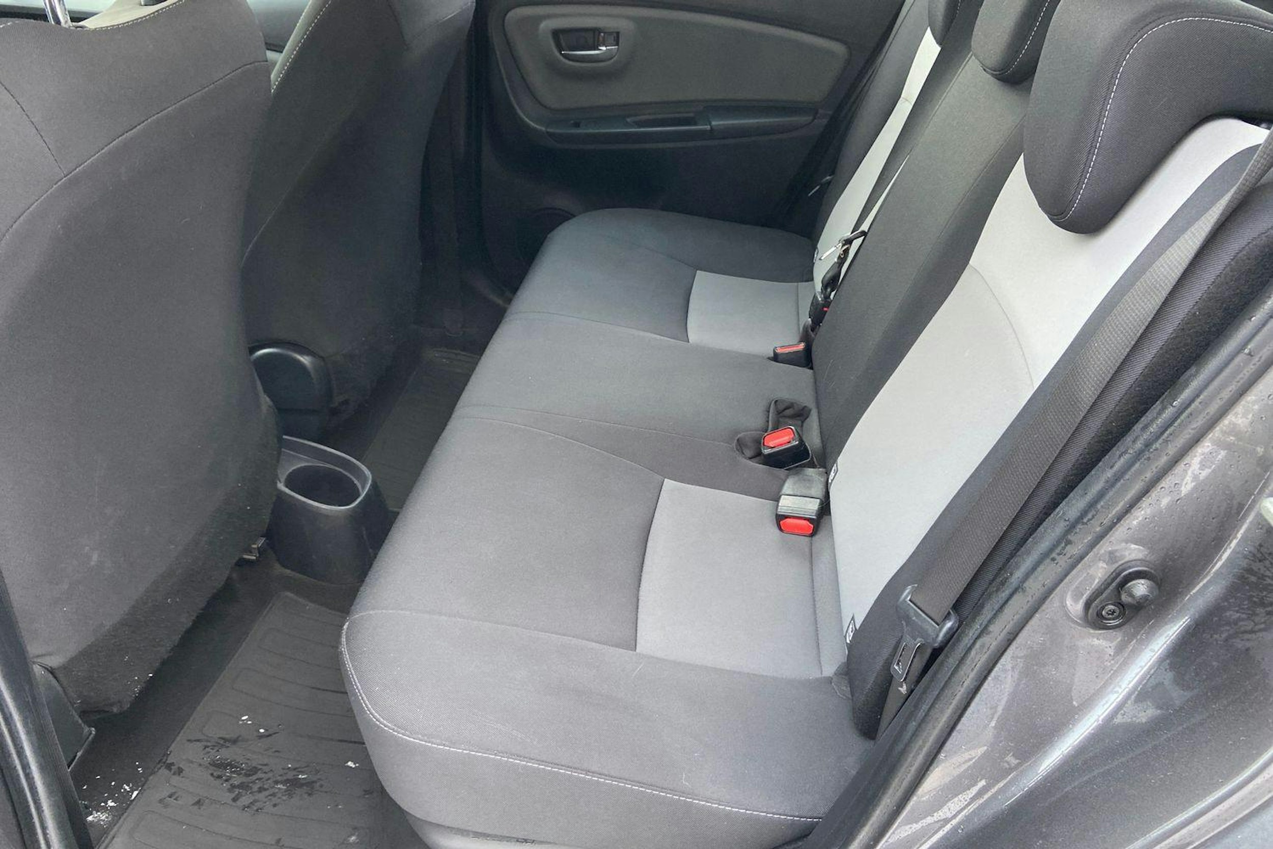 harmaa Toyota Yaris 2017 kuva 10.