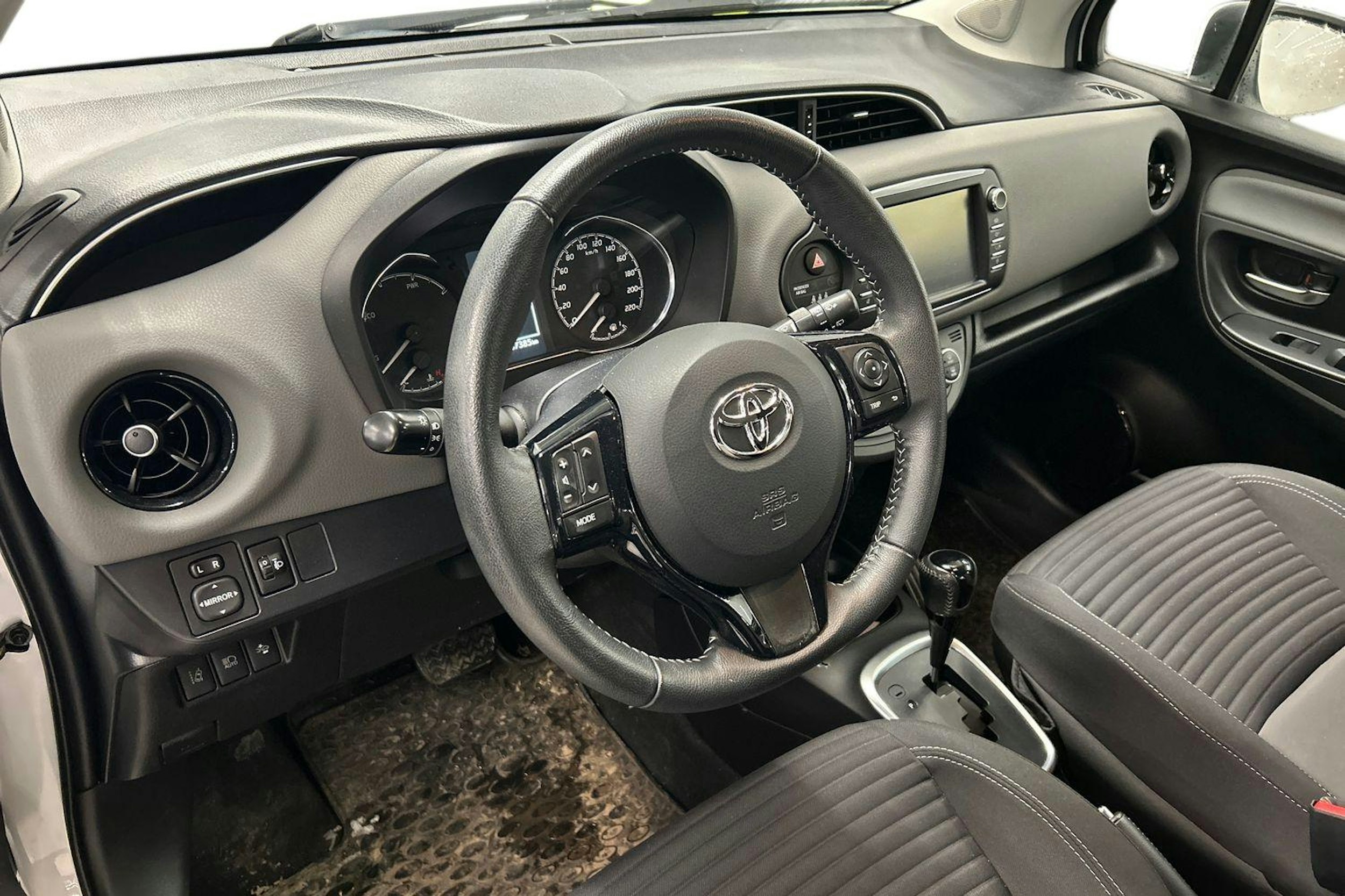 valkoinen Toyota Yaris 2017 kuva 3.