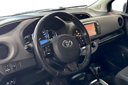 musta Toyota Yaris 2017 kuva 3.