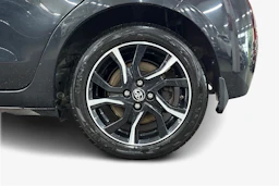 musta Toyota Yaris 2017 kuva 12.