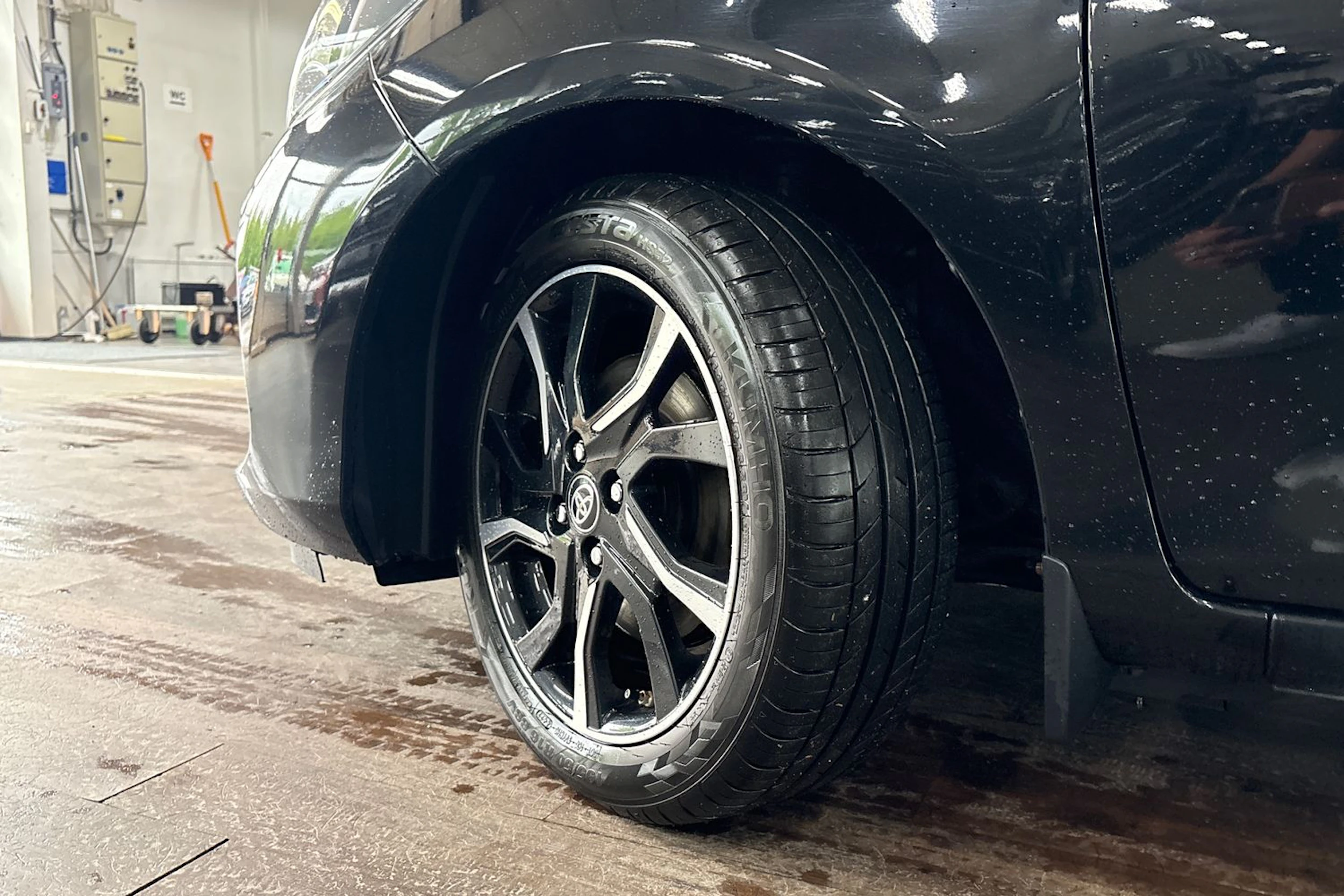 musta Toyota Yaris 2017 kuva 13.