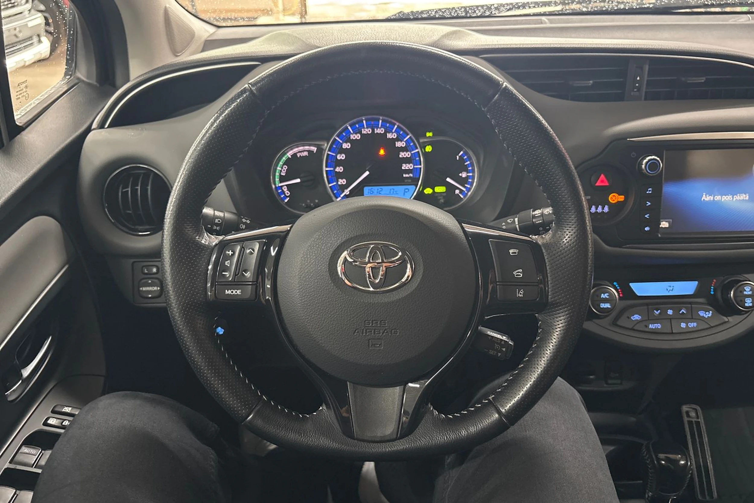musta Toyota Yaris 2017 kuva 15.