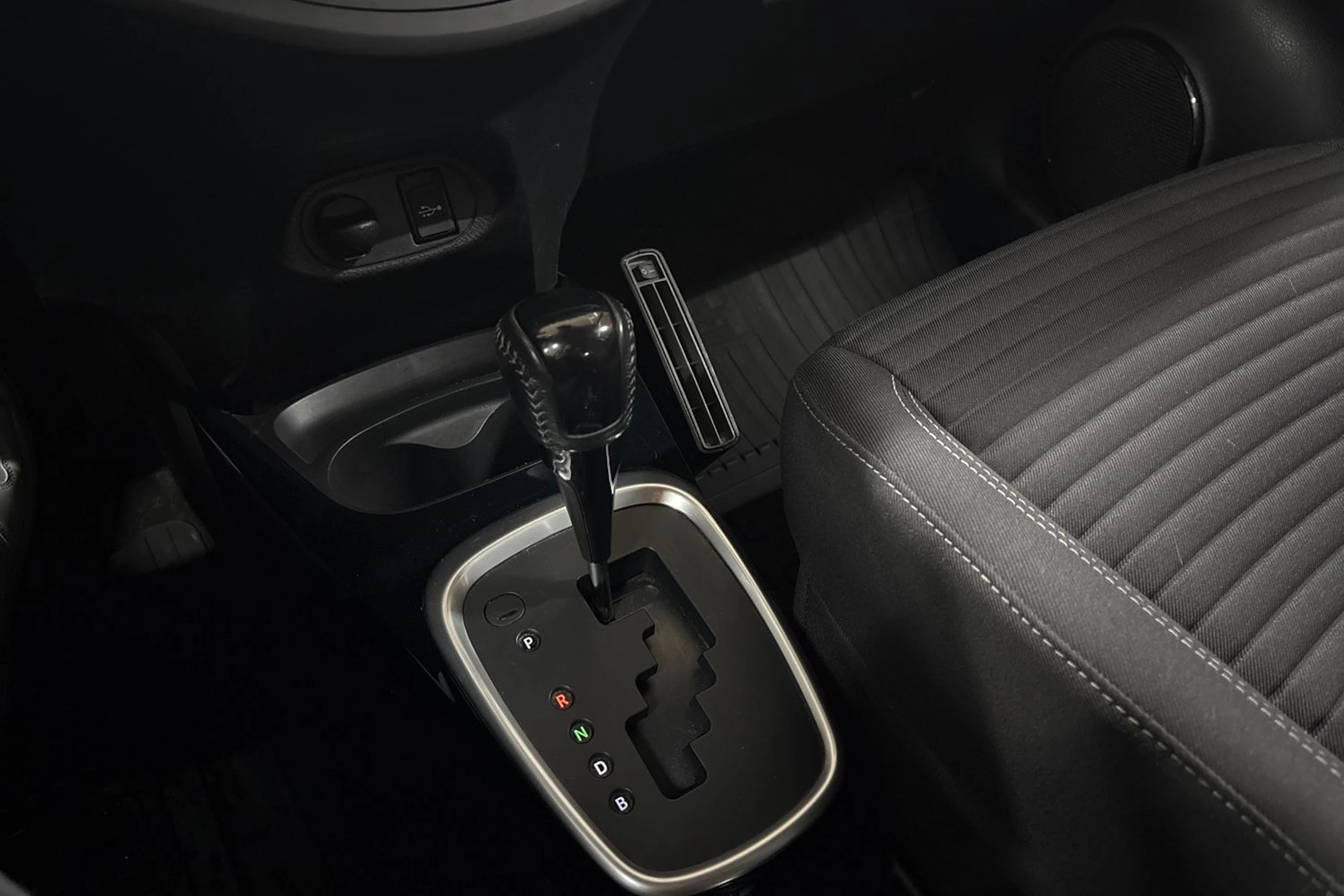 musta Toyota Yaris 2017 kuva 24.