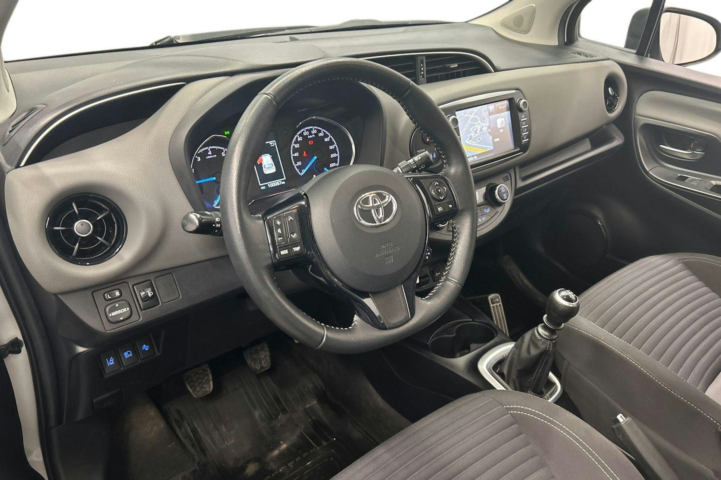 valkoinen Toyota Yaris 2017 kuva 6.