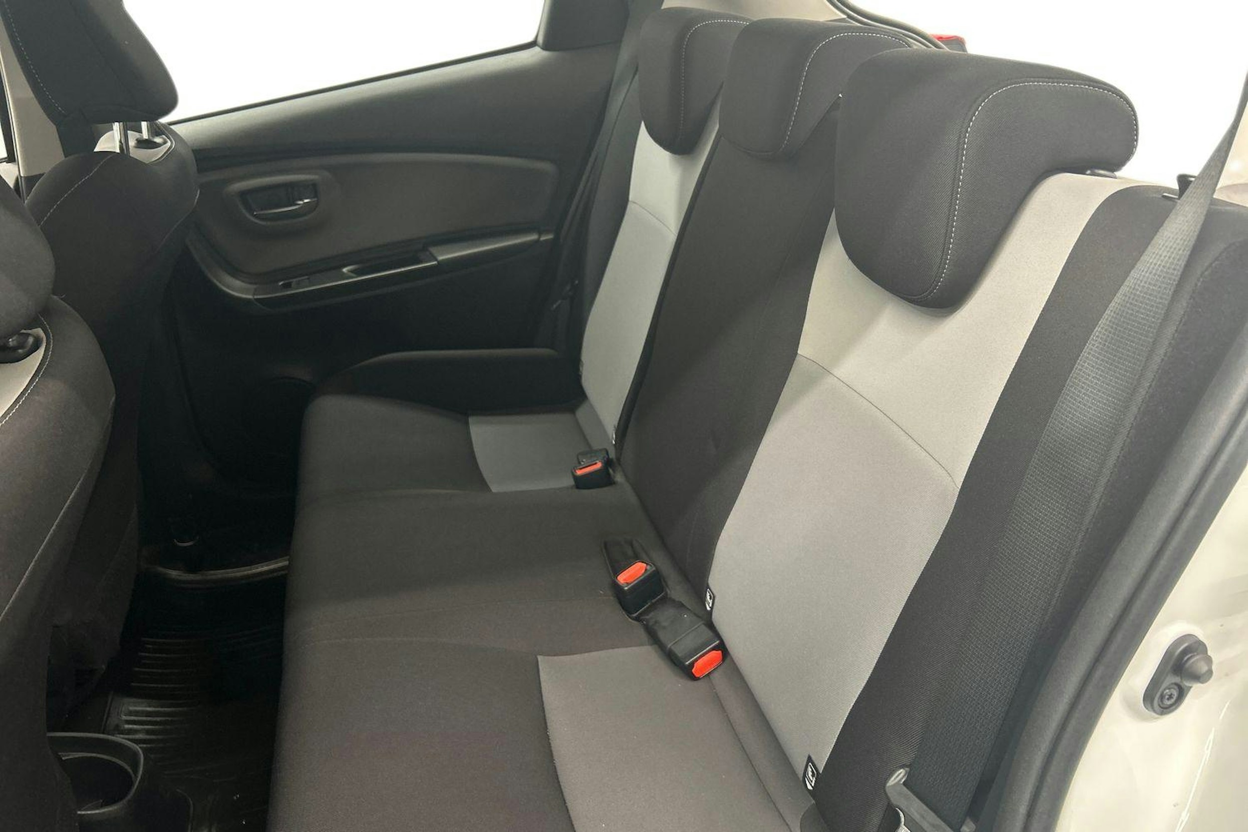 valkoinen Toyota Yaris 2017 kuva 8.