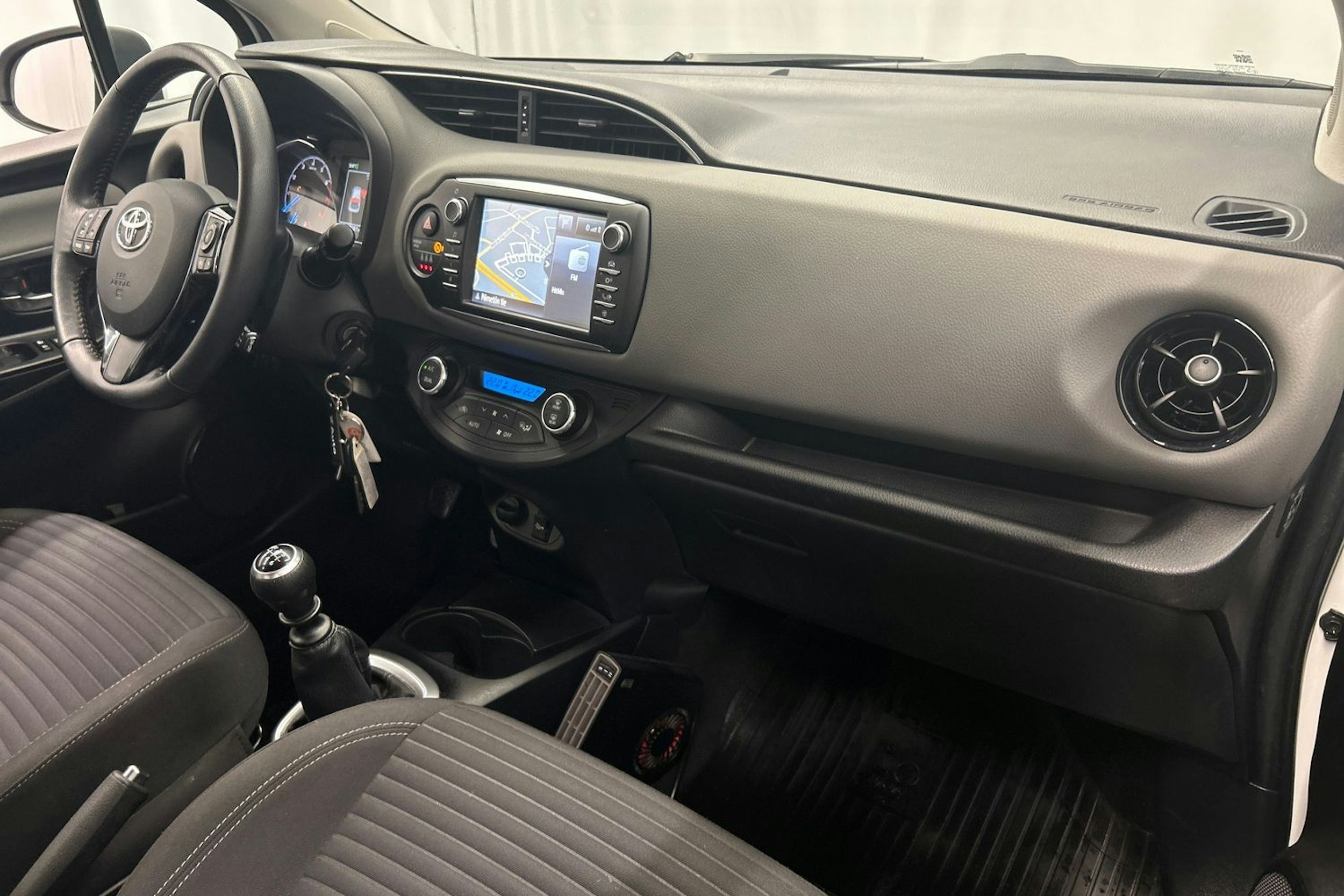 valkoinen Toyota Yaris 2017 kuva 12.