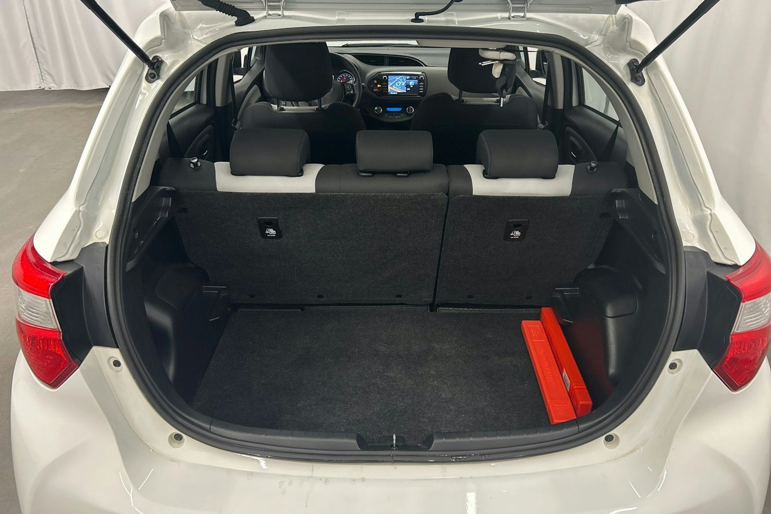 valkoinen Toyota Yaris 2017 kuva 13.