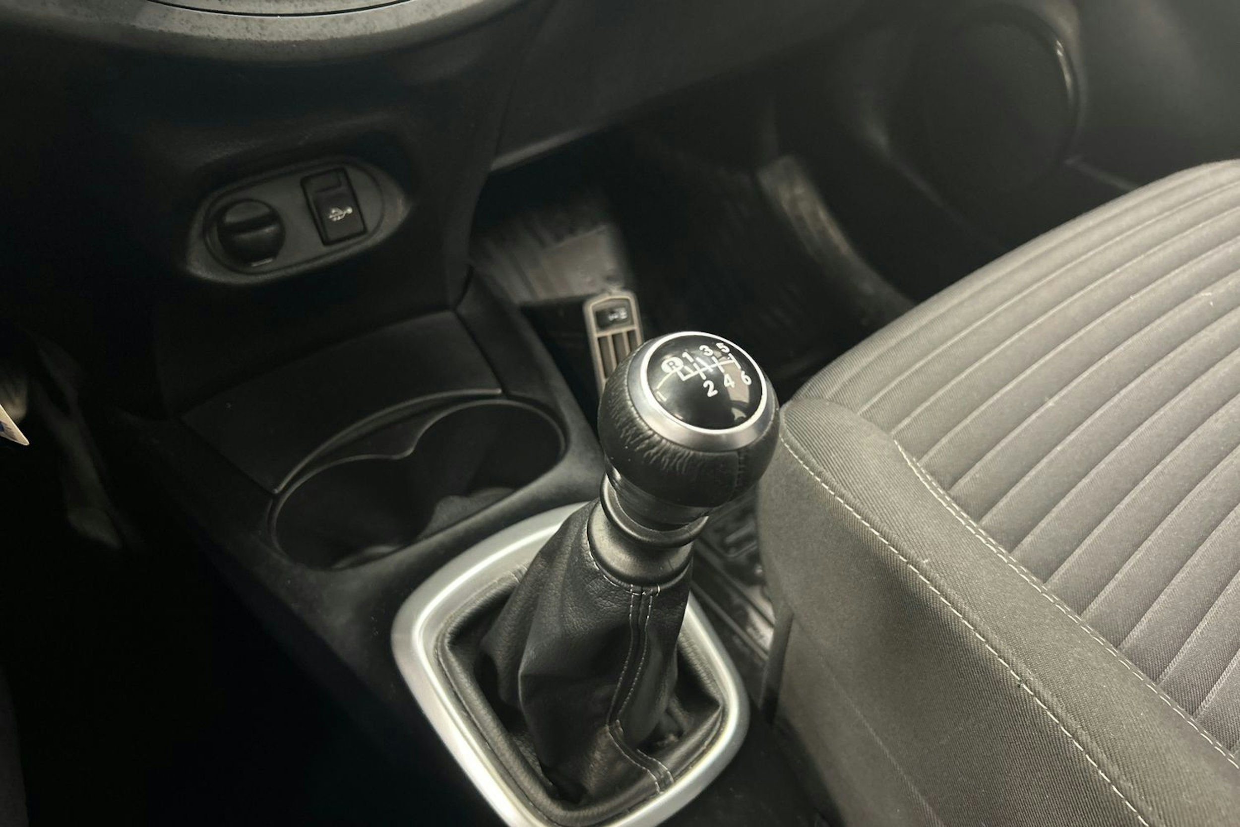 valkoinen Toyota Yaris 2017 kuva 23.