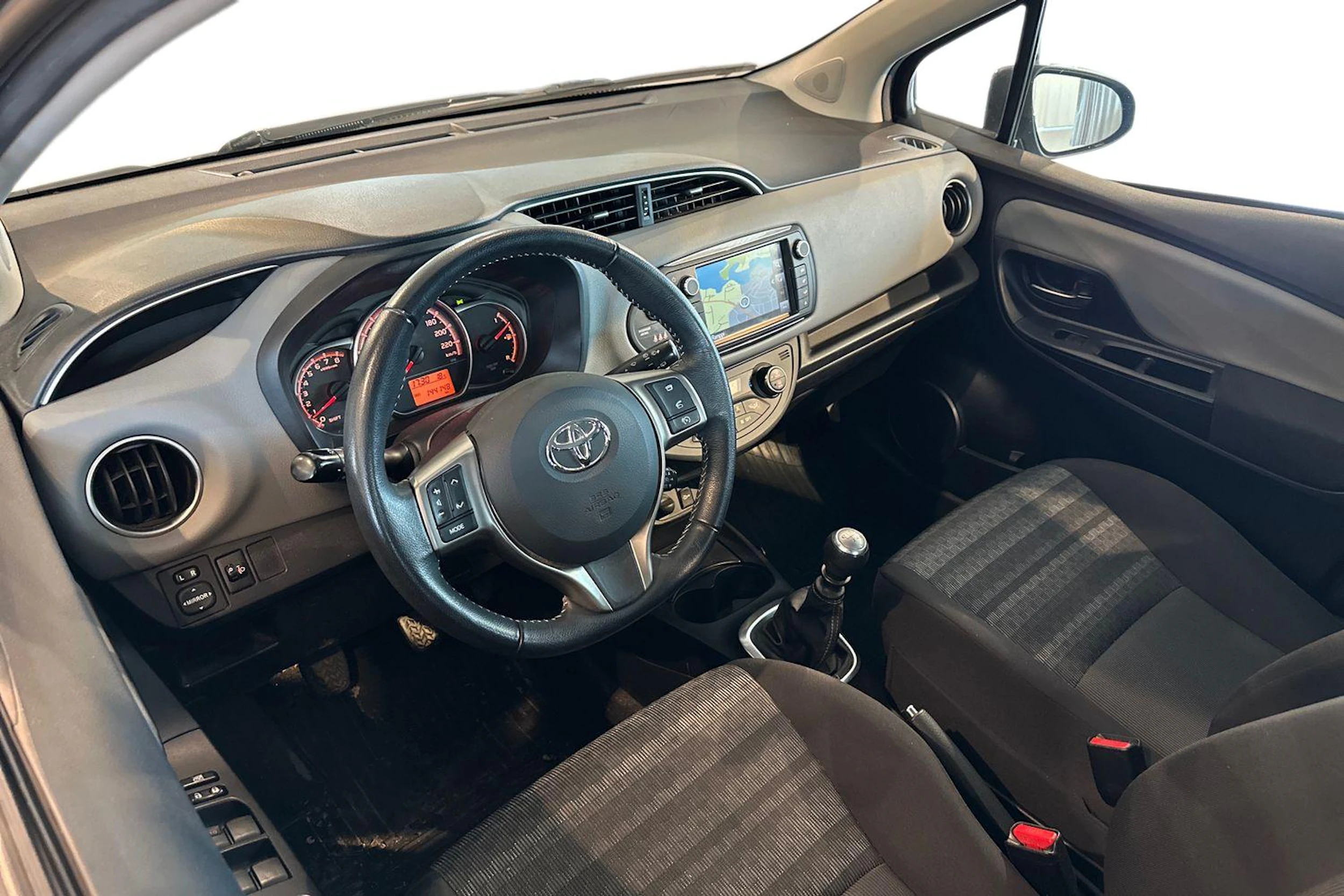 musta Toyota Yaris 2017 kuva 3.