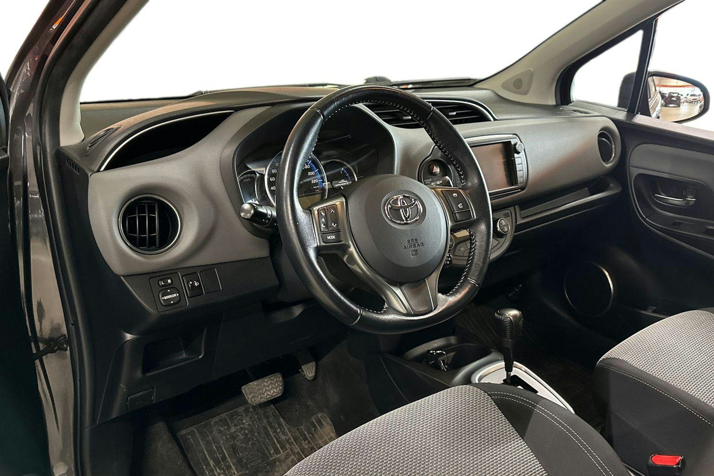 harmaa Toyota Yaris 2017 kuva 3.