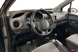 harmaa Toyota Yaris 2017 kuva 3.