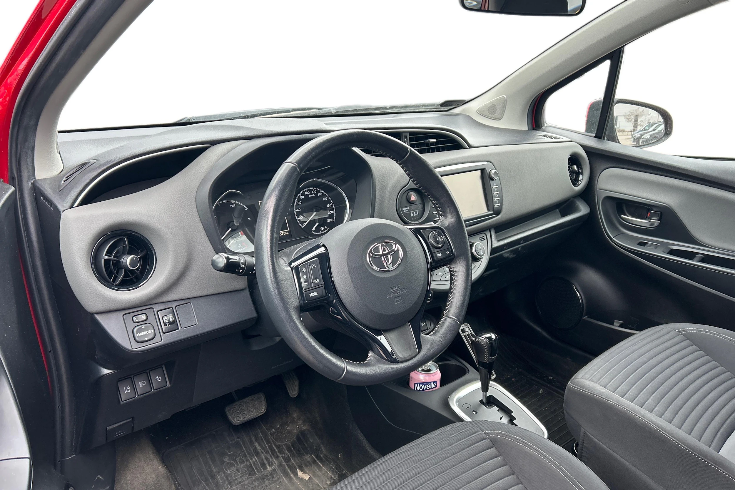 Punainen Toyota Yaris 2017 kuva 3.