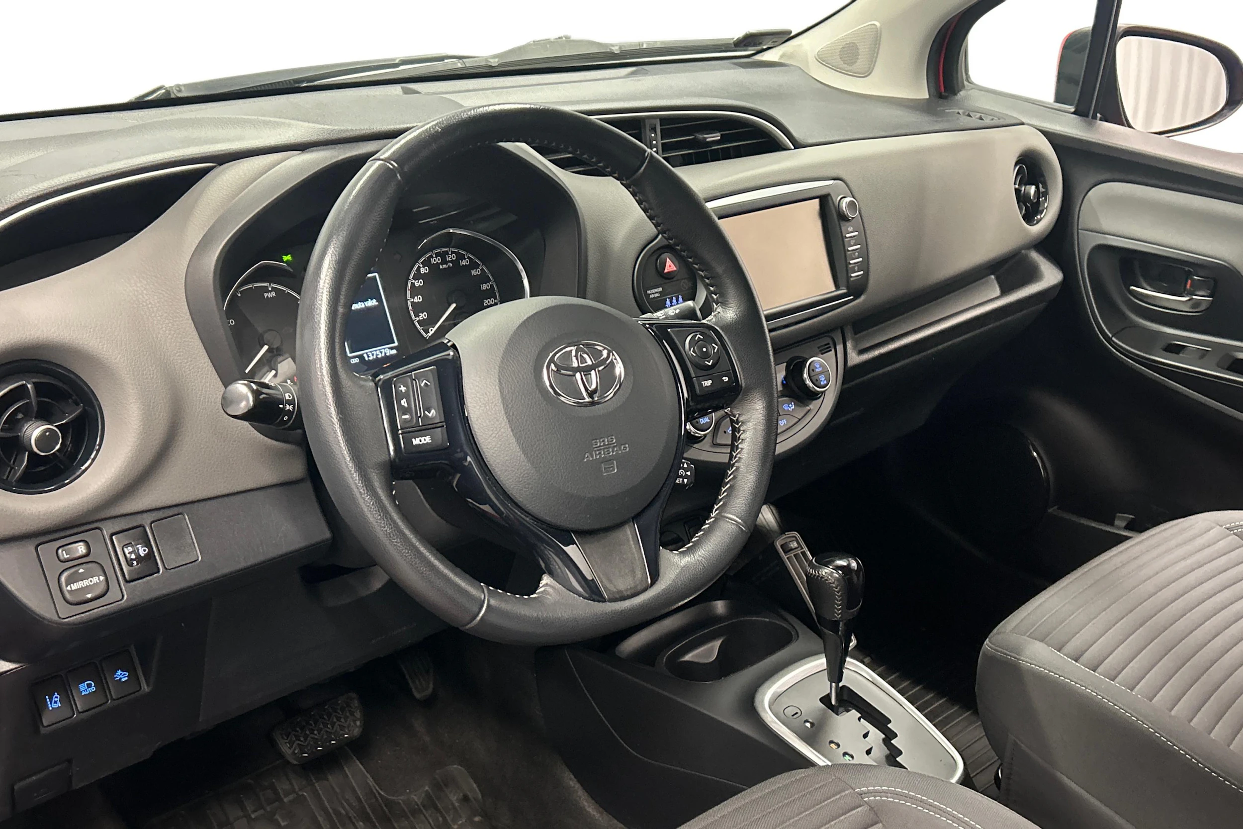 Punainen Toyota Yaris 2017 kuva 8.