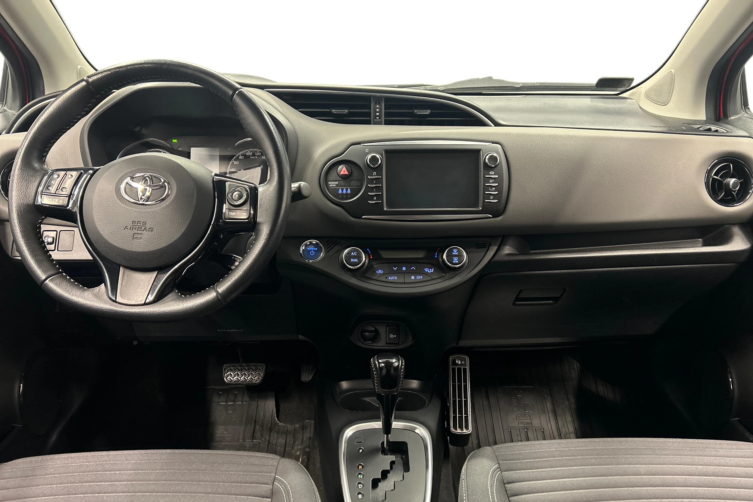 Punainen Toyota Yaris 2017 kuva 9.