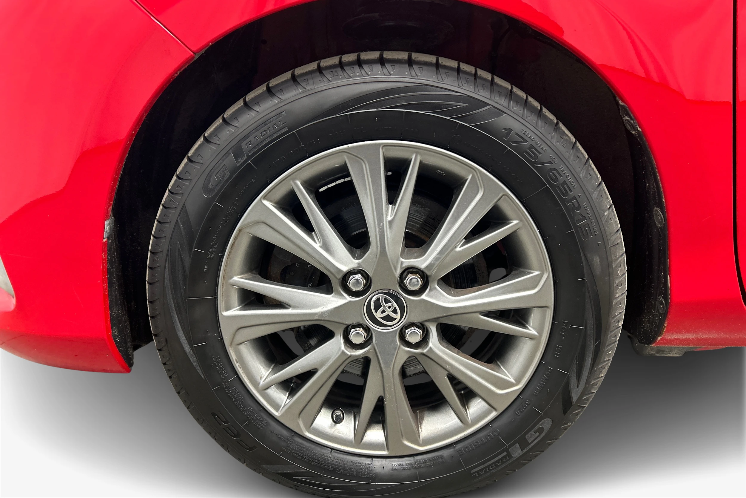 Punainen Toyota Yaris 2017 kuva 11.